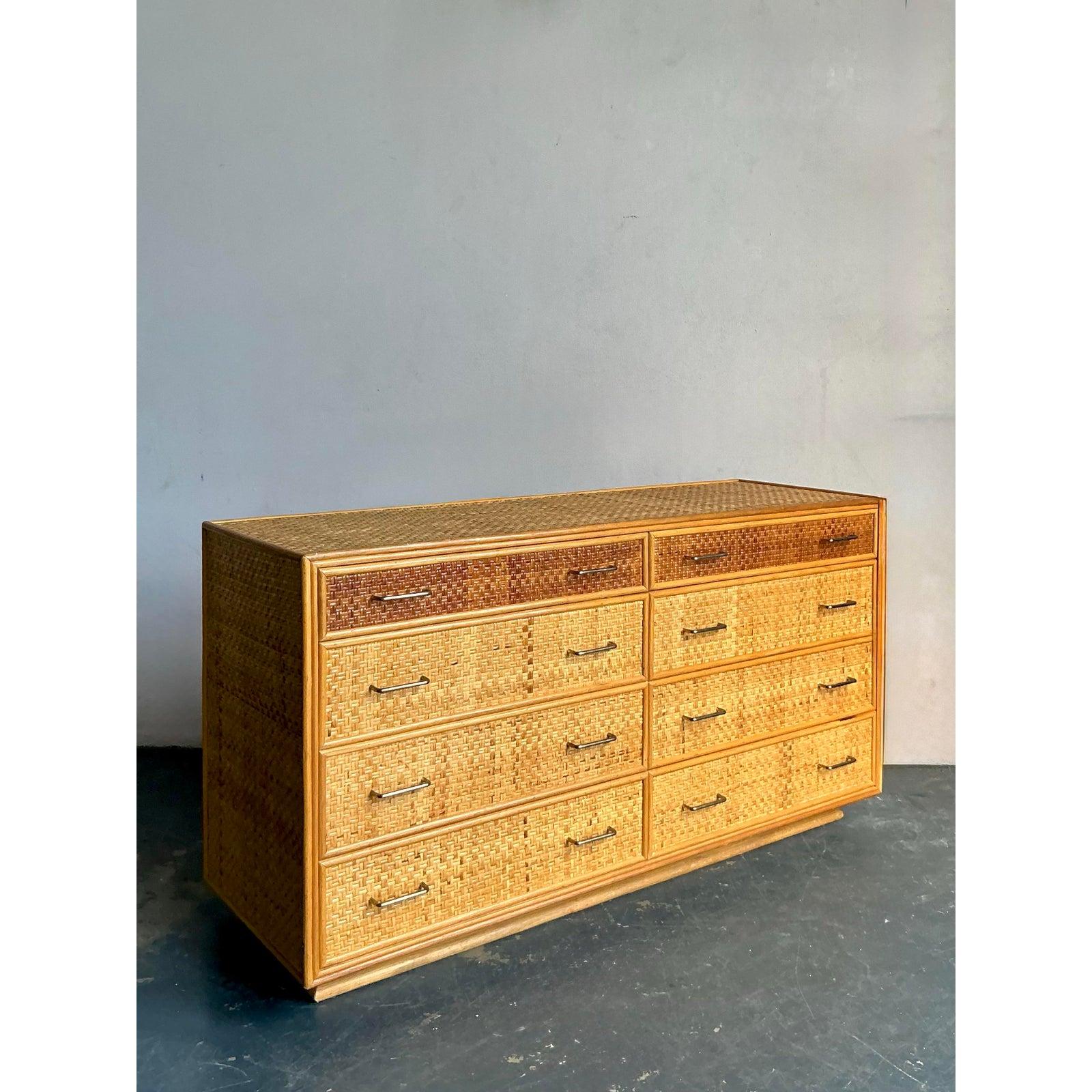 Cassettone vintage in rattan intrecciato Boho In condizioni buone in vendita a West Palm Beach, FL