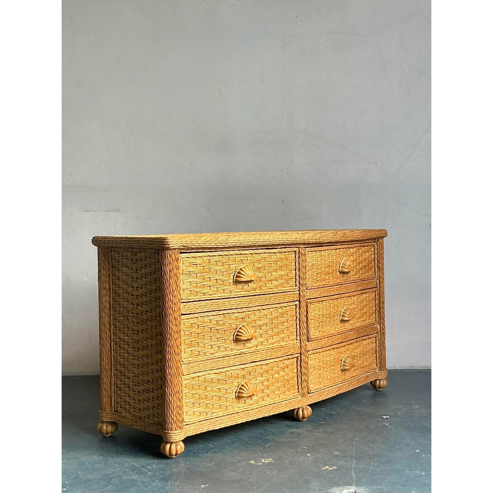 Rattan Cassettone vintage in rattan intrecciato Boho in vendita