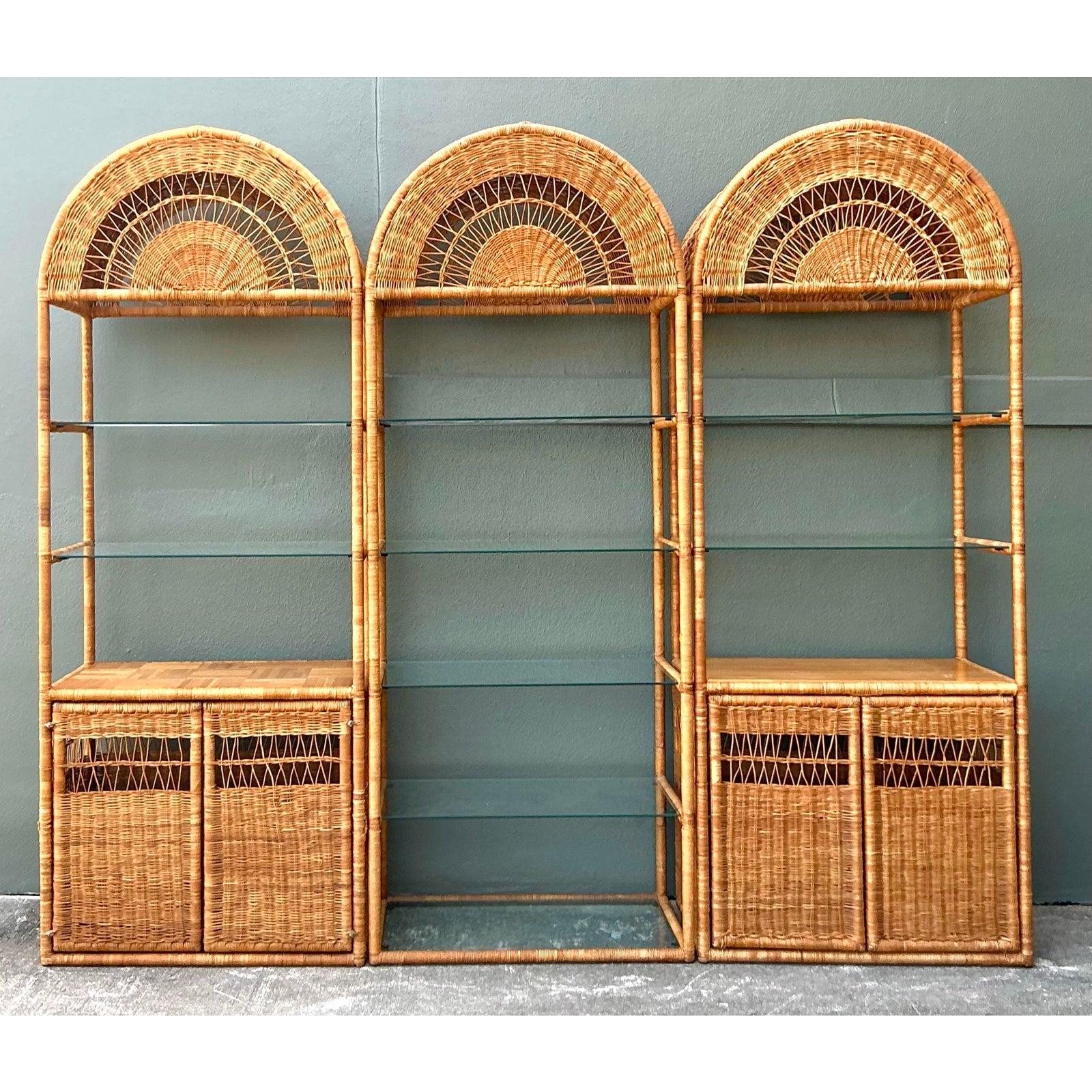 Estantería Vintage Boho de Ratán Tejido - Set de 3 en Bueno estado para la venta en West Palm Beach, FL