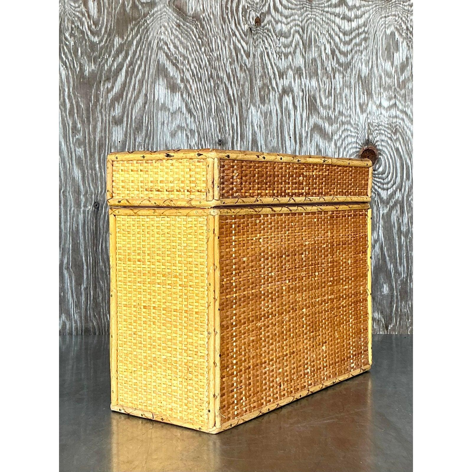 Vintage Boho gewebt Rattan Deckel Box (Moderne der Mitte des Jahrhunderts) im Angebot