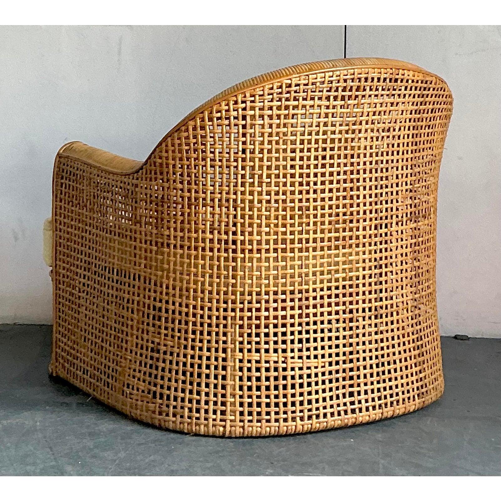 Entspannen Sie sich stilvoll in diesem bezaubernden Lounge-Sessel aus geflochtenem Rattan im Vintage-Stil, der den Charme der Bohème und den Reiz der Küste perfekt verkörpert. Dieses Akzentmöbel zeigt exquisite Handwerkskunst, wobei das dicht