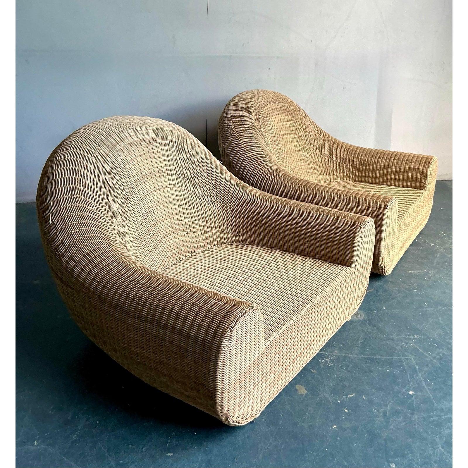 Capturez l'essence du cool californien avec cette magnifique paire de chaises longues vintage. Inspirées par les designs légendaires de Michael Taylor, ces chaises présentent une silhouette audacieuse et sculpturale fabriquée à partir d'un osier