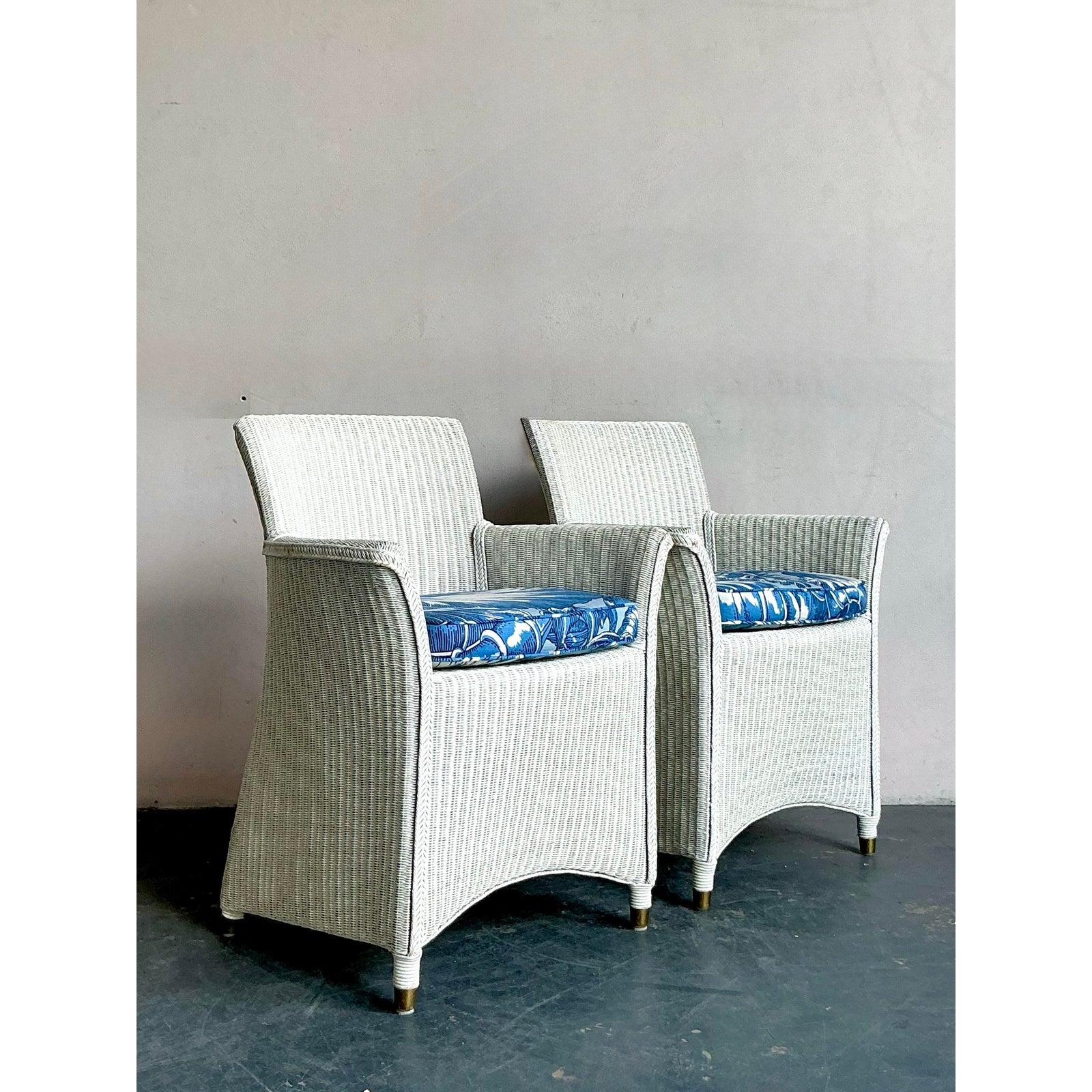 20ième siècle Paire de chaises longues vintage en rotin tressé de style bohème avec fleurs de Meg Braff en vente