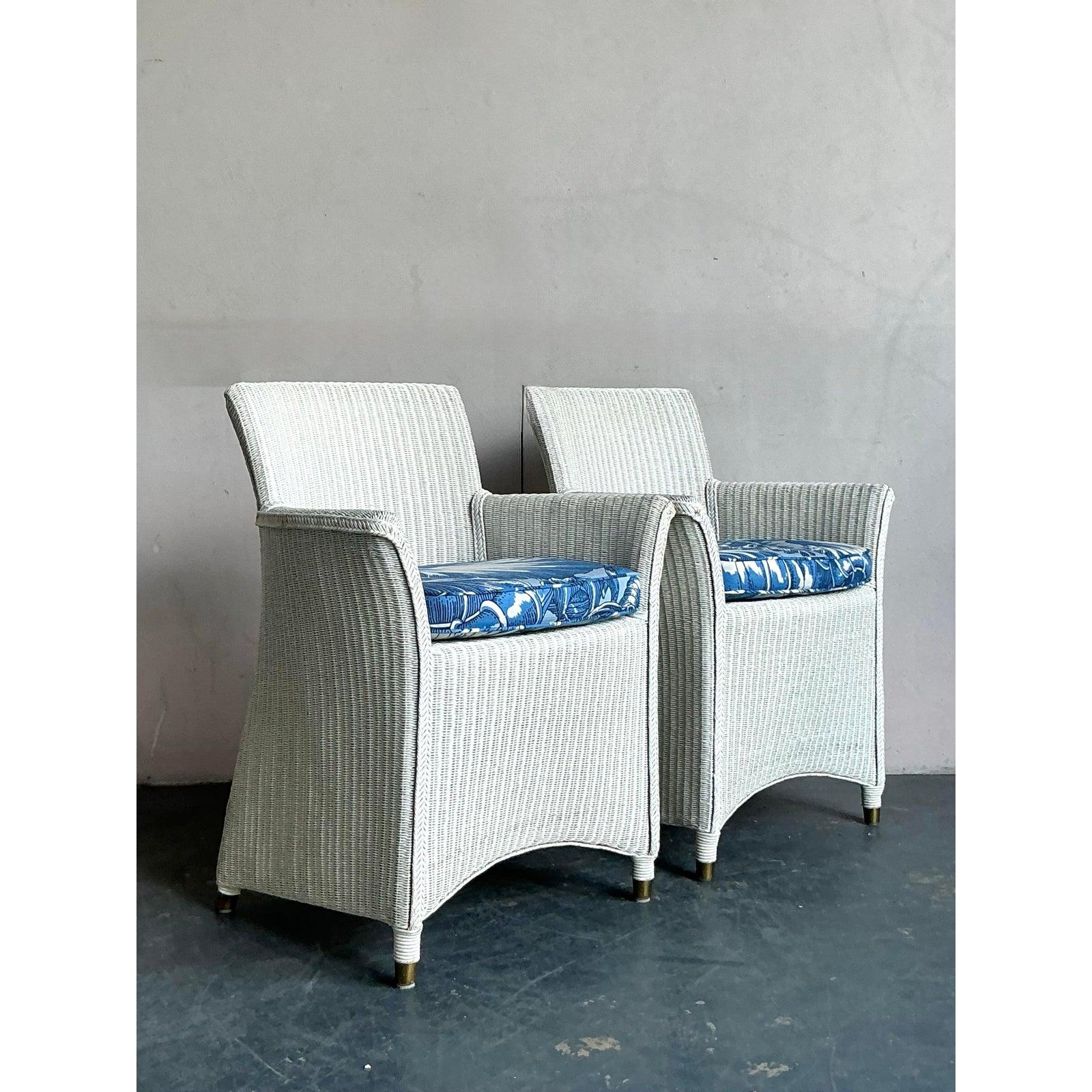 Tissu d'ameublement Paire de chaises longues vintage en rotin tressé de style bohème avec fleurs de Meg Braff en vente