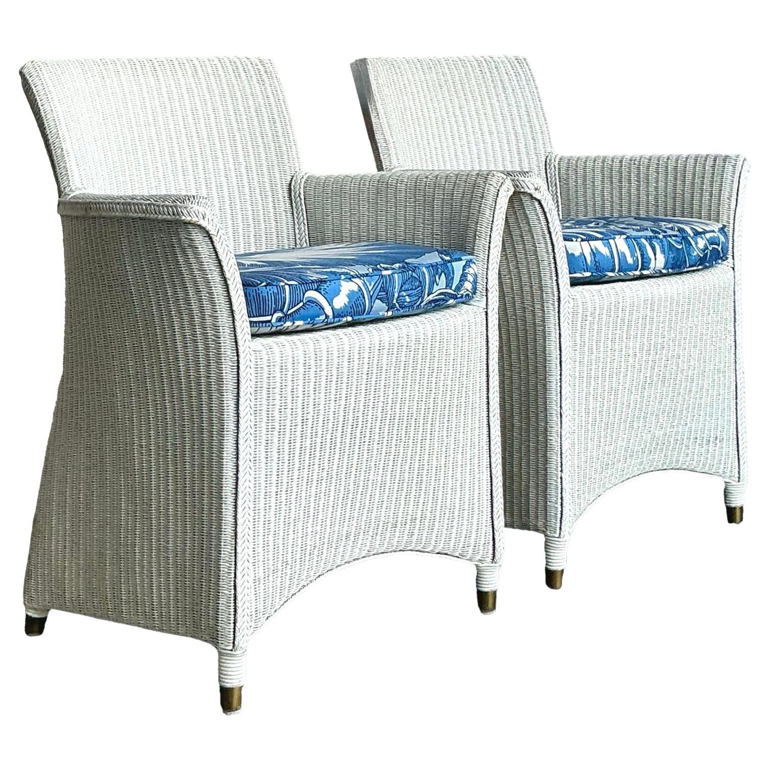 Pareja de tumbonas vintage de ratán tejido boho con motivos florales Meg Braff