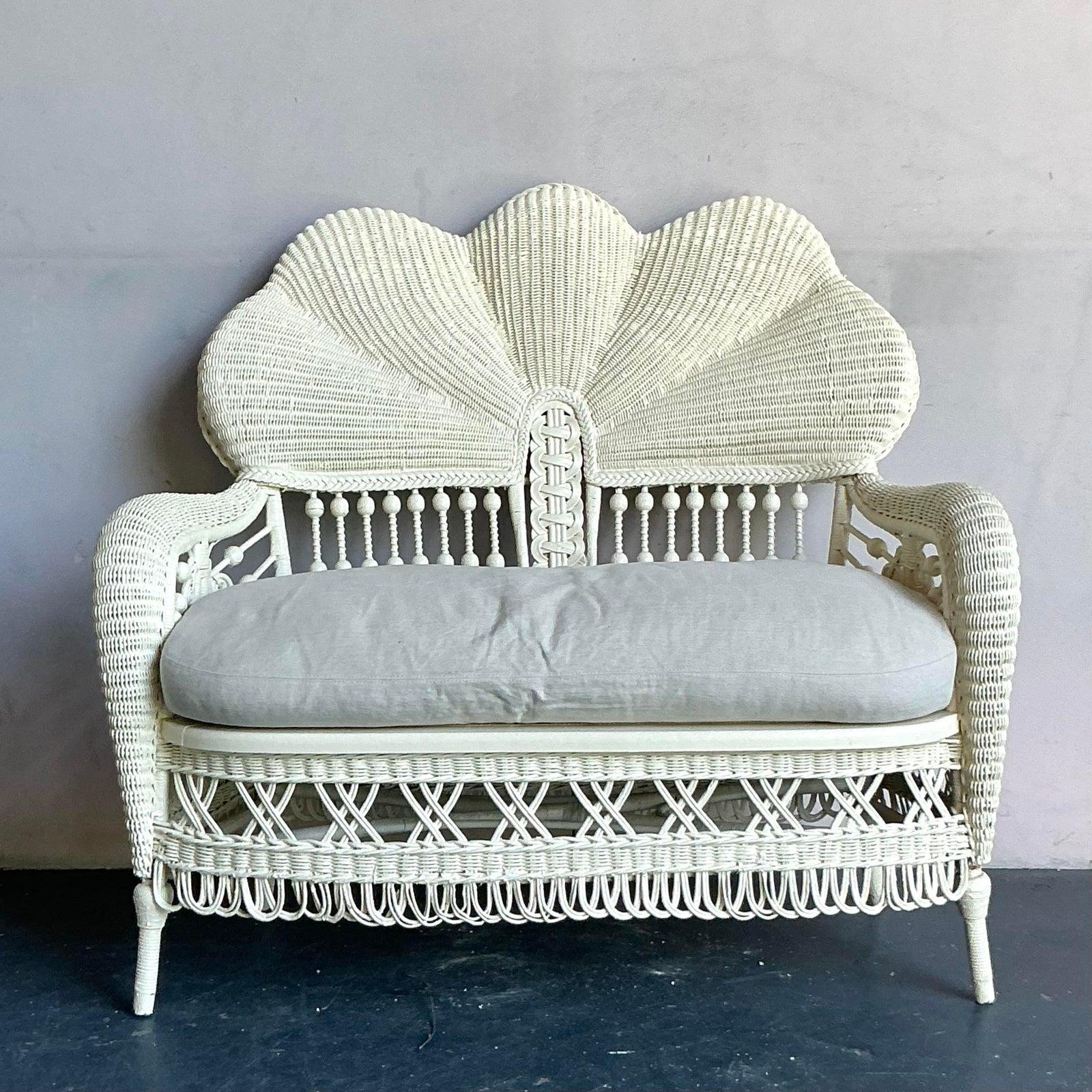 Eleganza rilassata con questo sedile vintage in rattan intrecciato Boho, un pezzo idilliaco perfetto per infondere un'atmosfera rilassata e sofisticata in qualsiasi ambiente. Realizzato con maestria in rattan naturale, questo divano presenta uno