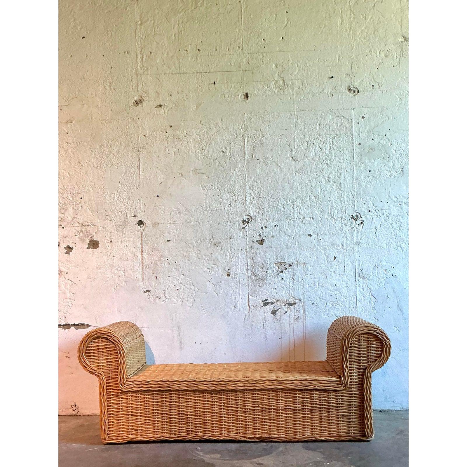 Banco con brazos enrollables de ratán tejido boho vintage Moderno orgánico en venta
