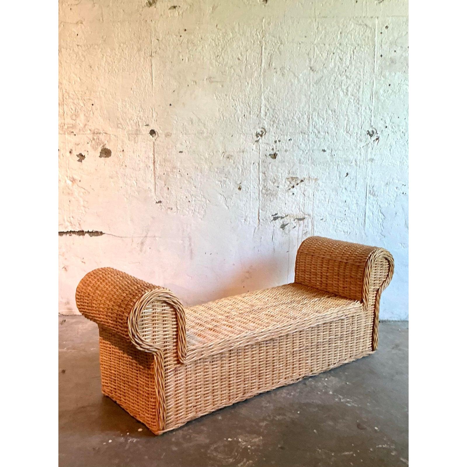 Banco con brazos enrollables de ratán tejido boho vintage Filipino en venta
