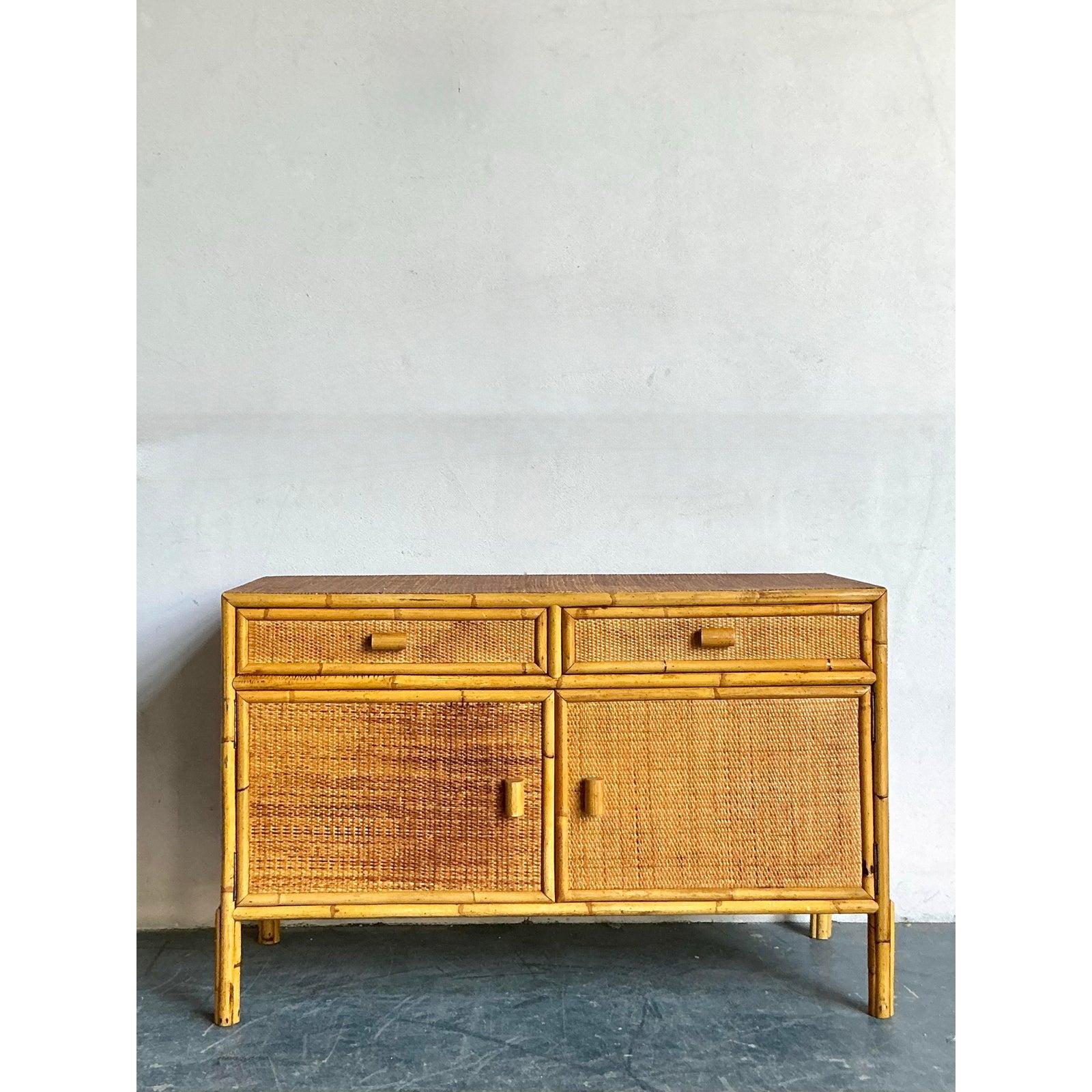Vintage Boho Geflochtenes Rattan Sideboard (Philippinisch) im Angebot