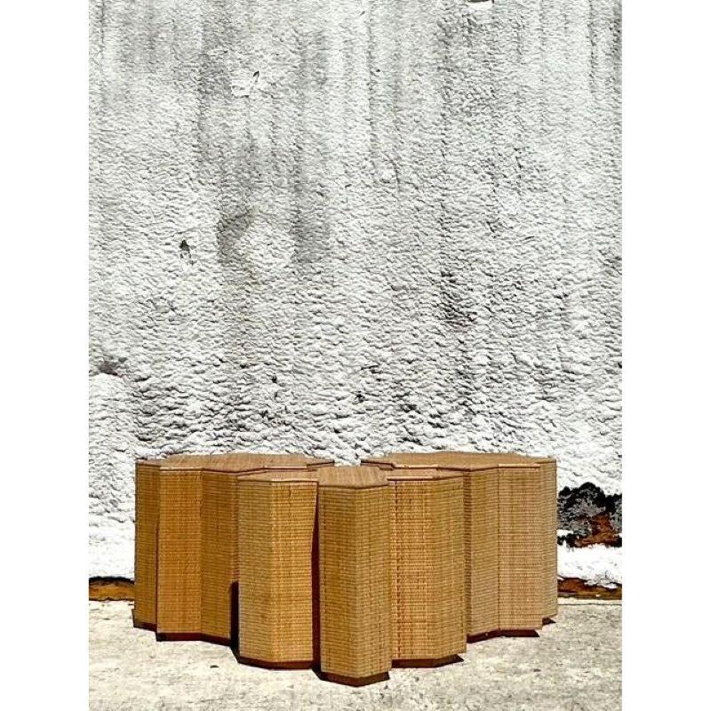 Mesas auxiliares Vintage Boho Woven Rattan Star - Set de 3 Regencia de Hollywood en venta