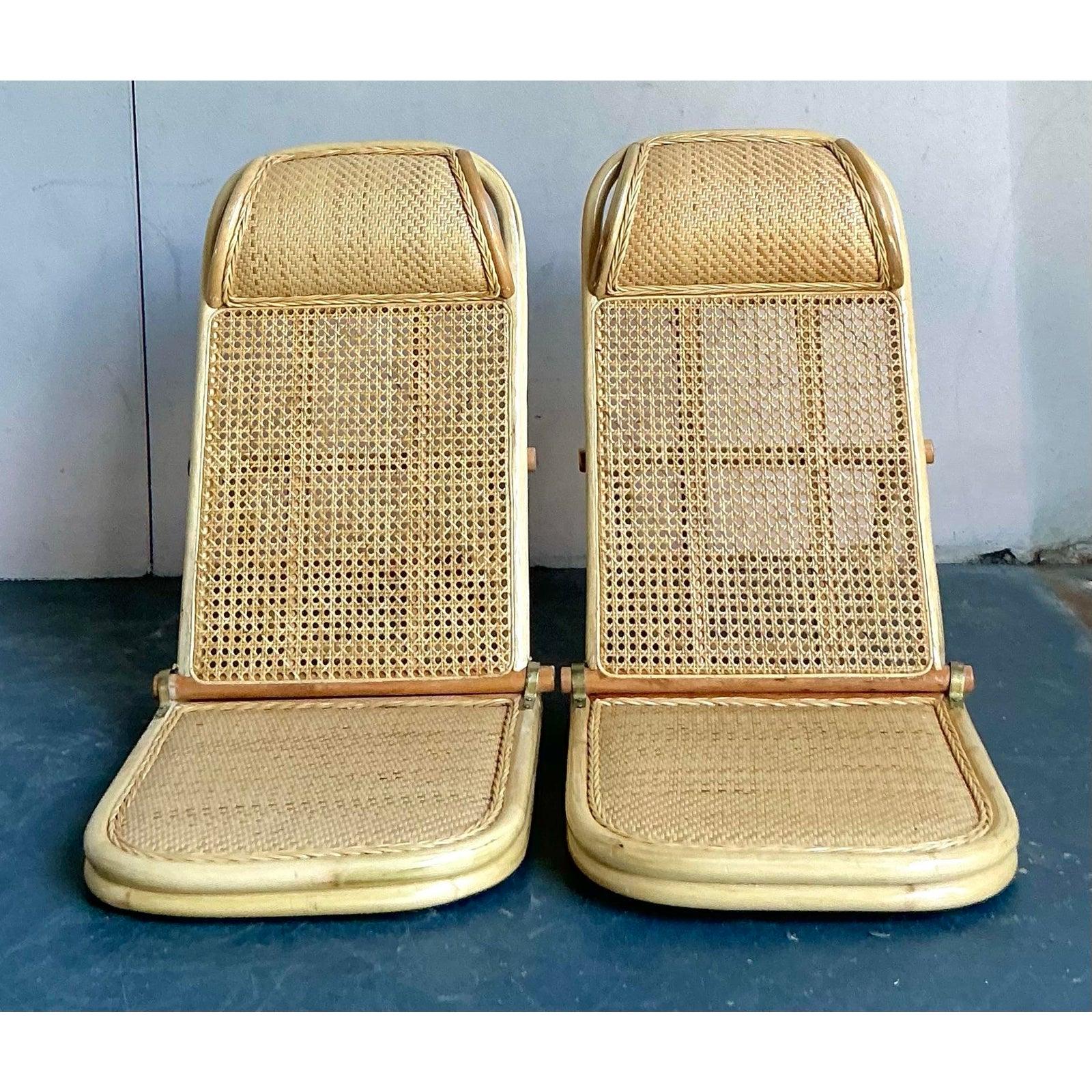 Abbraccia il lusso rilassato con questa coppia di lettini da sole in rattan intrecciato vintage Boho. Queste deliziose sedie da terra incarnano l'eleganza rilassata del design bohémien, grazie alla robusta struttura in rattan e alle sedute e agli