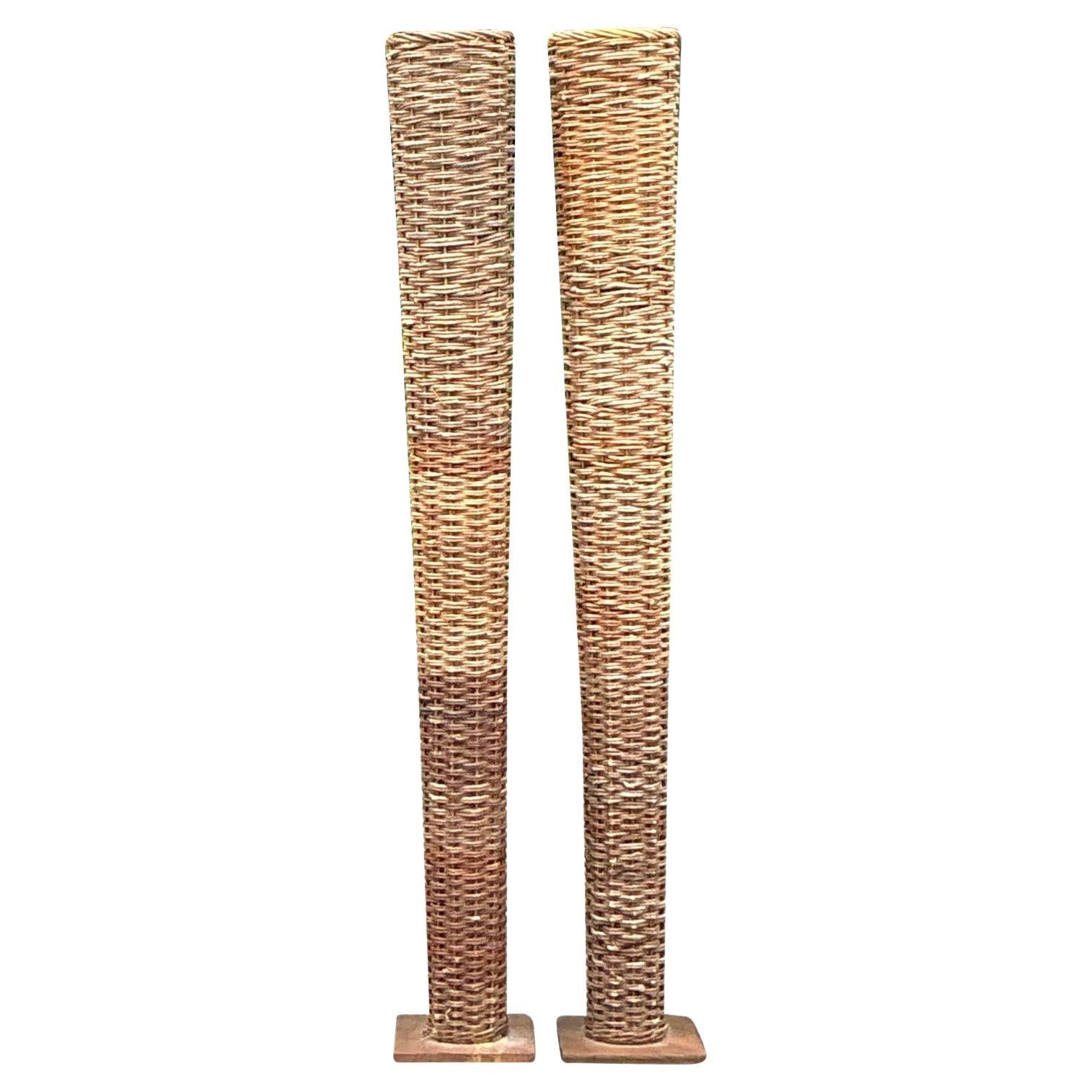 Pareja de jarrones altos de ratán tejido boho vintage