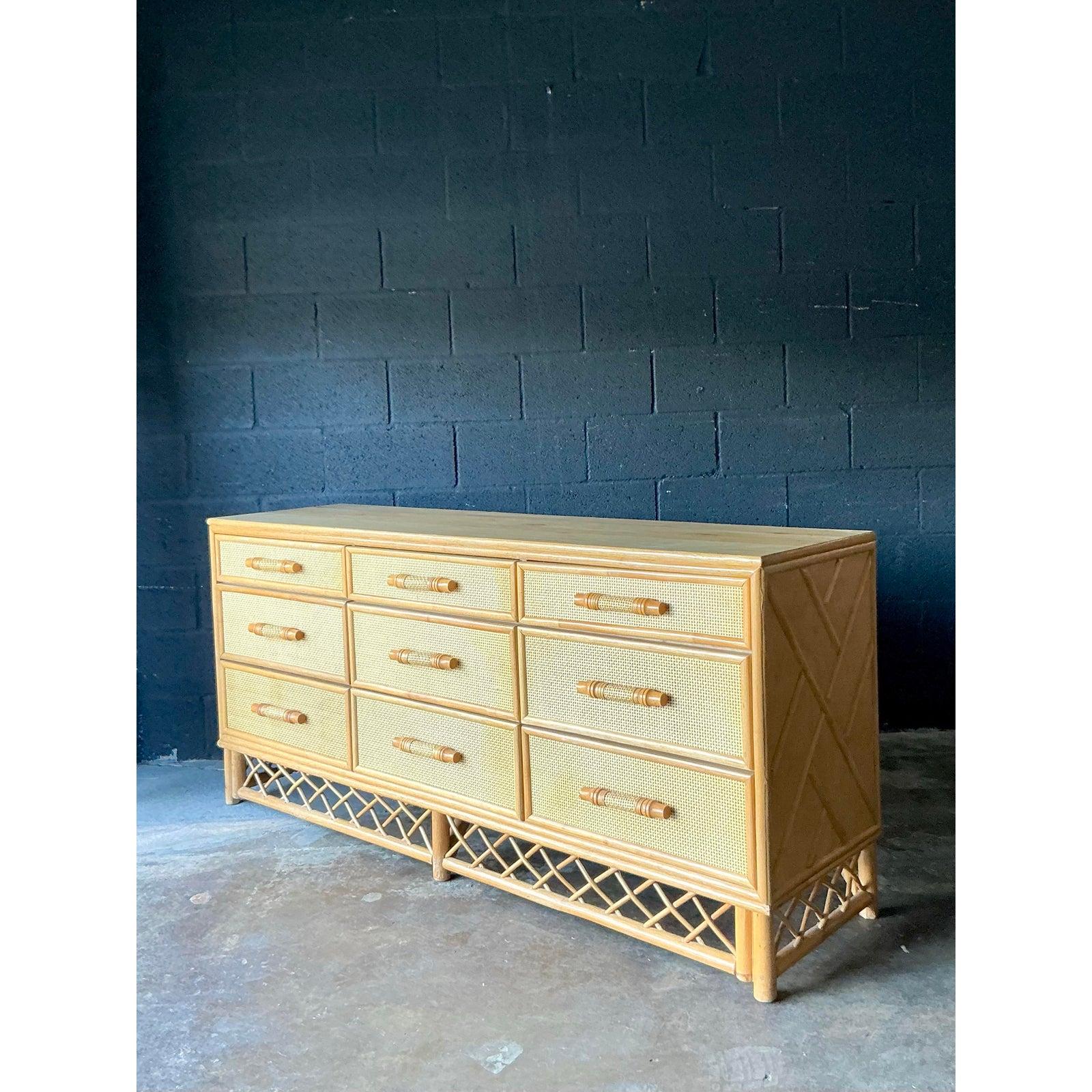 Vintage Boho gewebt Rattan Trellis Kommode im Angebot 3