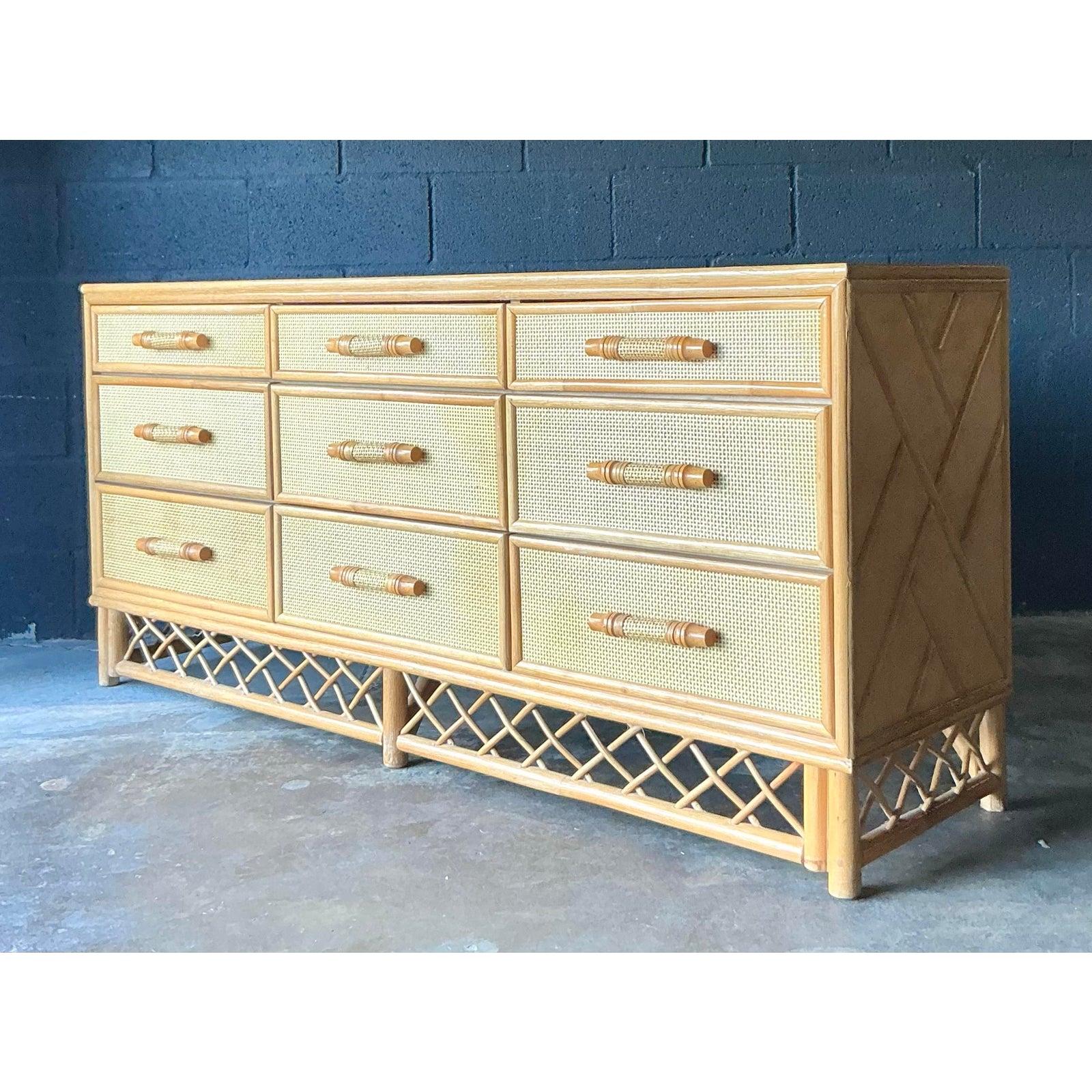 Vintage Boho gewebt Rattan Trellis Kommode (Philippinisch) im Angebot