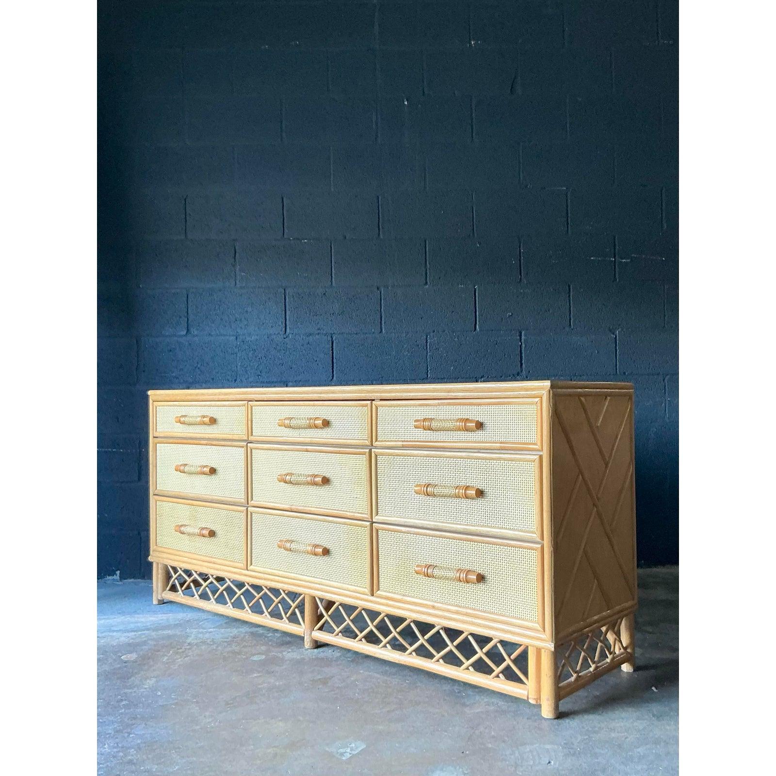 Vintage Boho gewebt Rattan Trellis Kommode (20. Jahrhundert) im Angebot