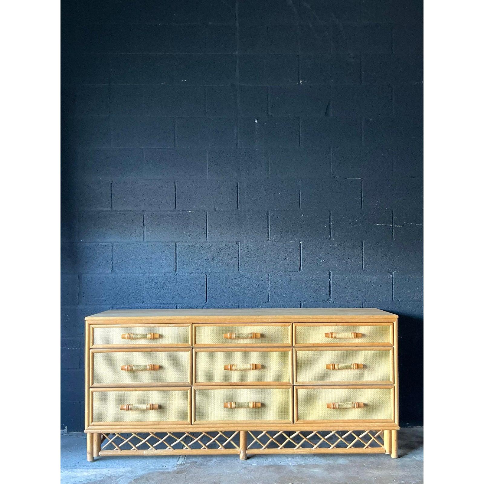 Vintage Boho gewebt Rattan Trellis Kommode (Korbweide) im Angebot