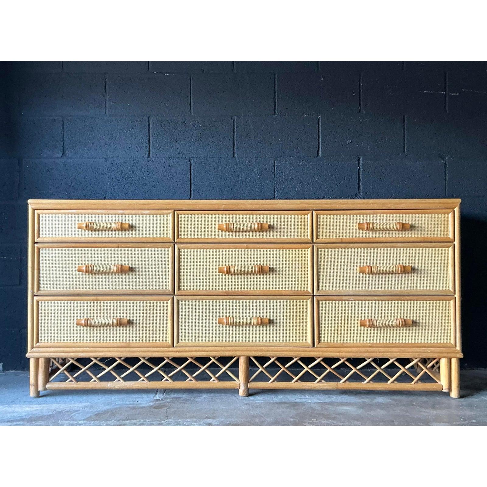 Vintage Boho gewebt Rattan Trellis Kommode im Angebot 1