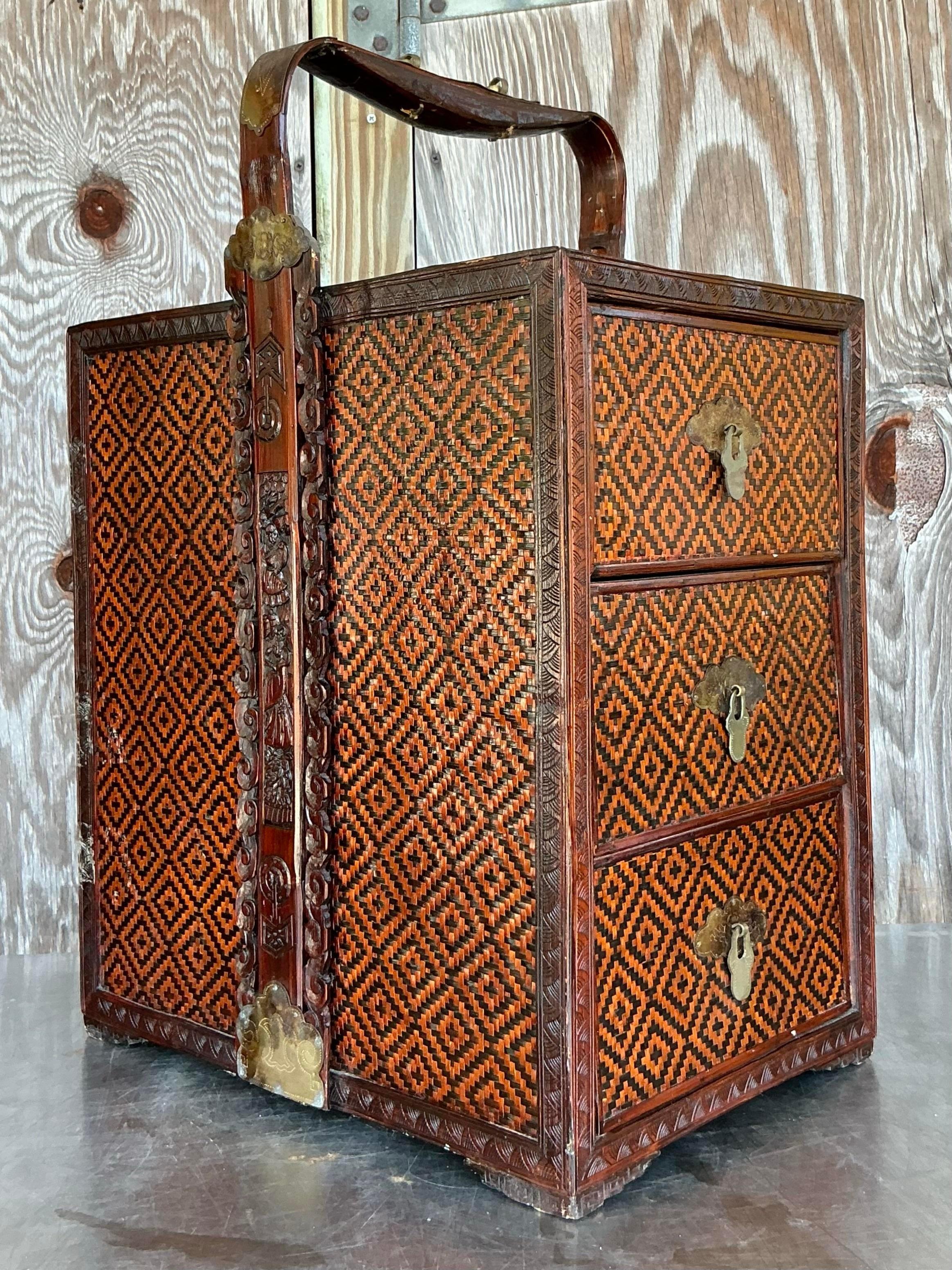 Capturez le charme rustique avec notre coffre de mariage en rotin vintage boho tressé de style américain. Fabriqué à la main avec du rotin tressé complexe, ce coffre allie l'esthétique bohème à l'allure vintage, parfait pour ajouter du caractère et