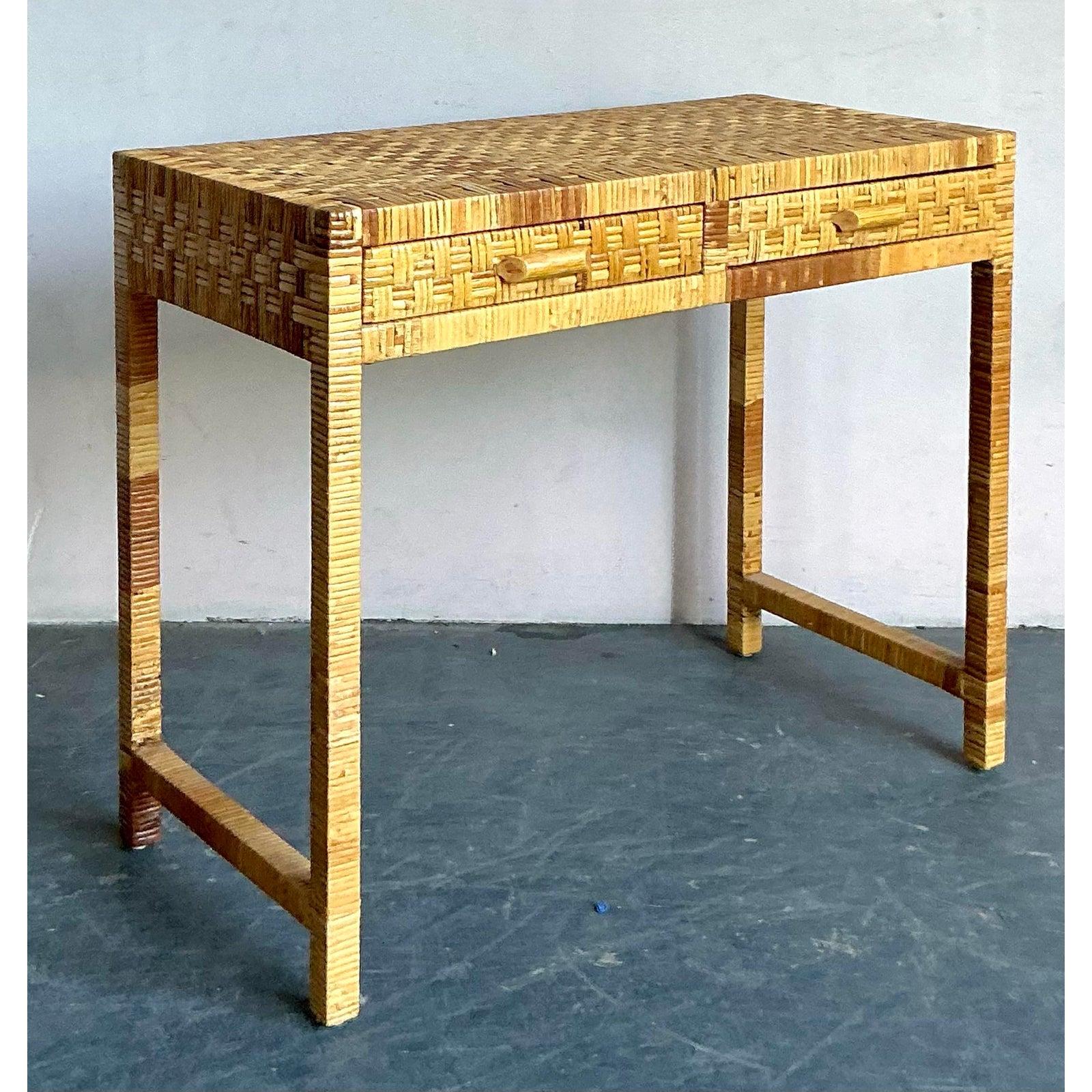 Vintage Boho geflochtene Rattan-Schreibtisch (Philippinisch) im Angebot