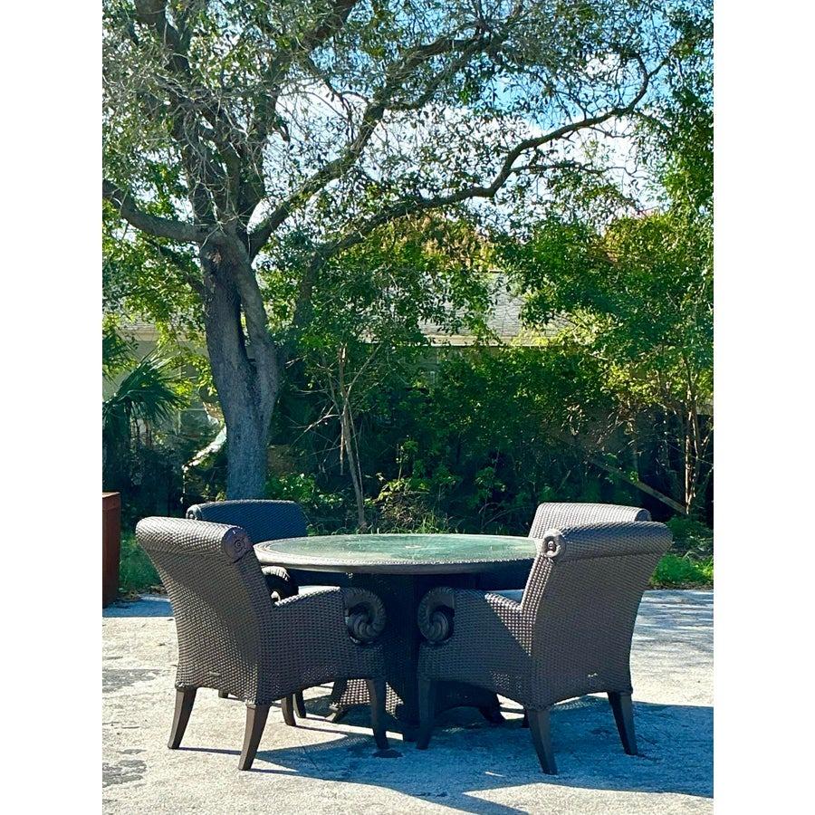 Migliora il tuo spazio da pranzo con questo set di quattro sedie da pranzo vintage boho in rattan intrecciato. Con una struttura in rattan scuro intrecciato con dettagli intricati e cuscini a righe nei toni del blu e del bianco, queste sedie offrono