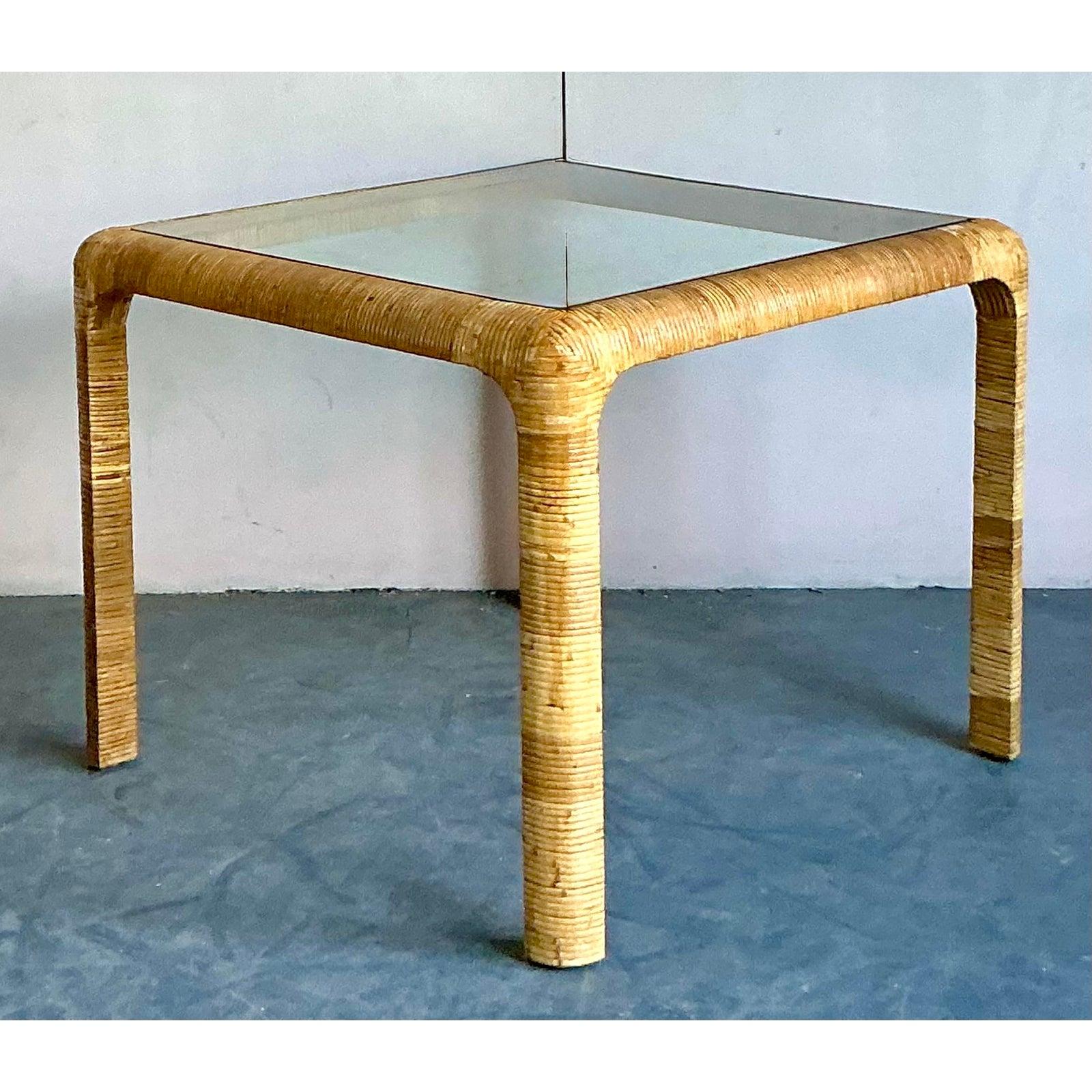 Mesa de juego de ratán vintage boho envuelta en Bueno estado para la venta en West Palm Beach, FL