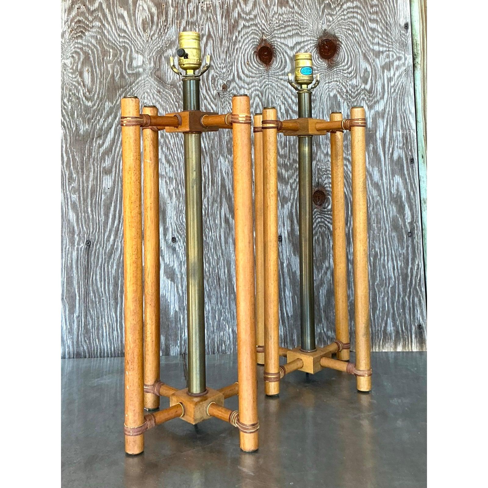 Eleganza per il tuo spazio con questa splendida coppia di lampade vintage in rattan boho, caratterizzate da un design scultoreo a struttura aperta che emana un'eleganza leggera e ariosa. La struttura in rattan naturale è splendidamente completata
