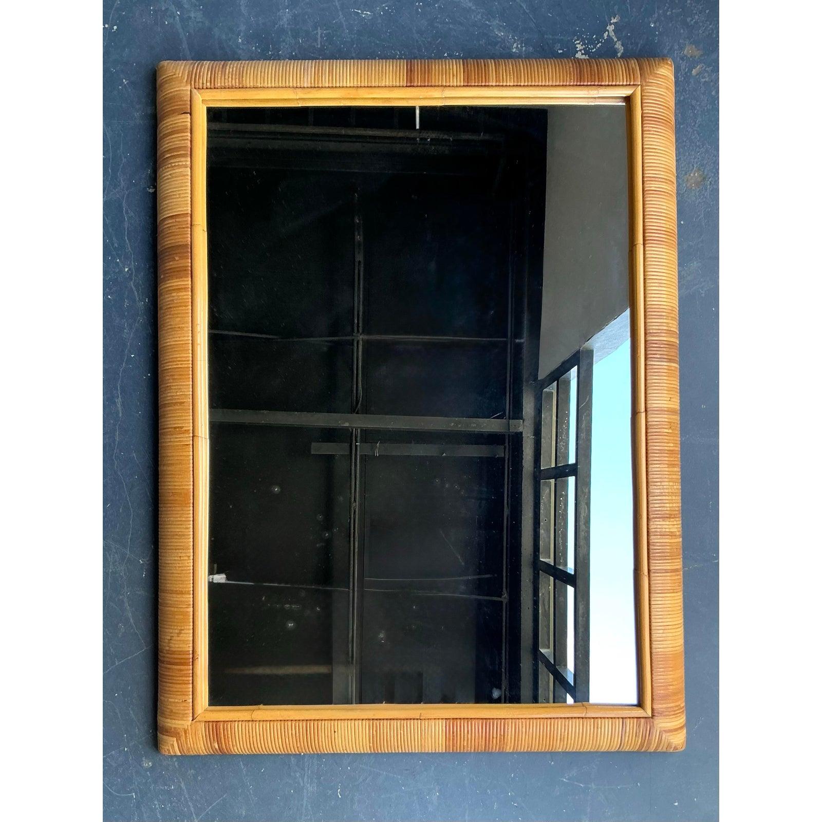 Questo sofisticato specchio vintage costituisce un bellissimo punto focale, incorniciato da un rattan naturale altamente testurizzato e strettamente avvolto. La struttura del telaio è definita da linee pulite e geometriche, ammorbidite dagli angoli