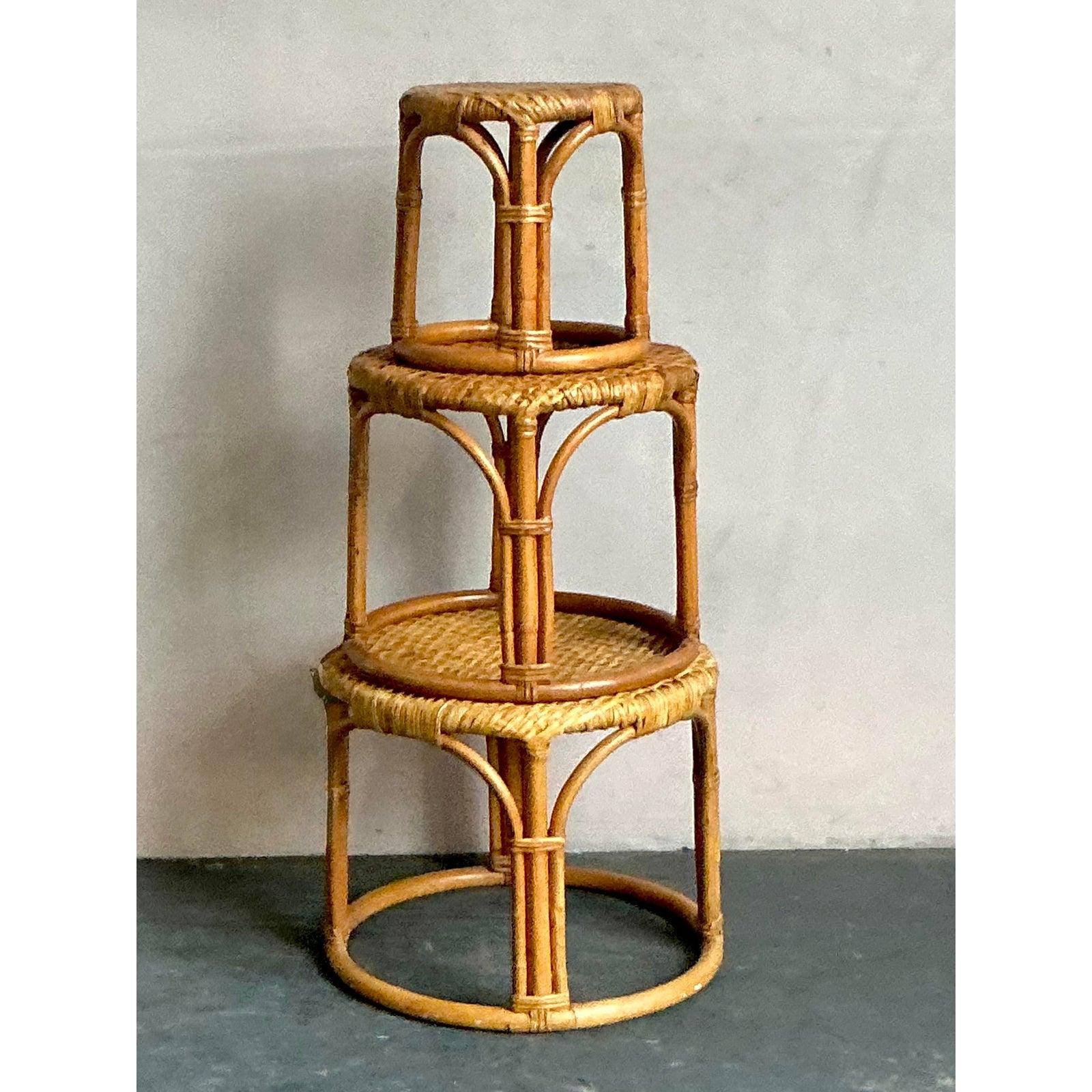 Mid-Century moderno Tavoli impilabili in rattan avvolti in stile bohémien - set da 3 in vendita