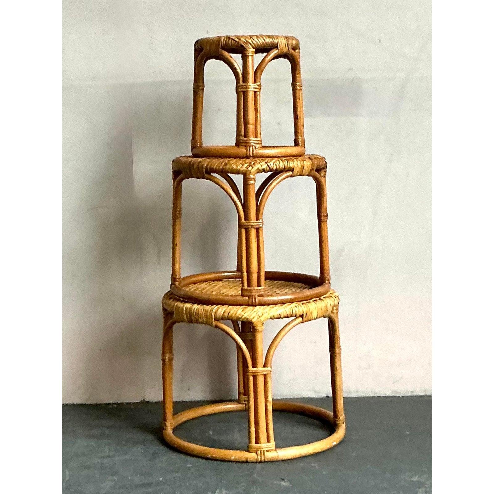 XX secolo Tavoli impilabili in rattan avvolti in stile bohémien - set da 3 in vendita