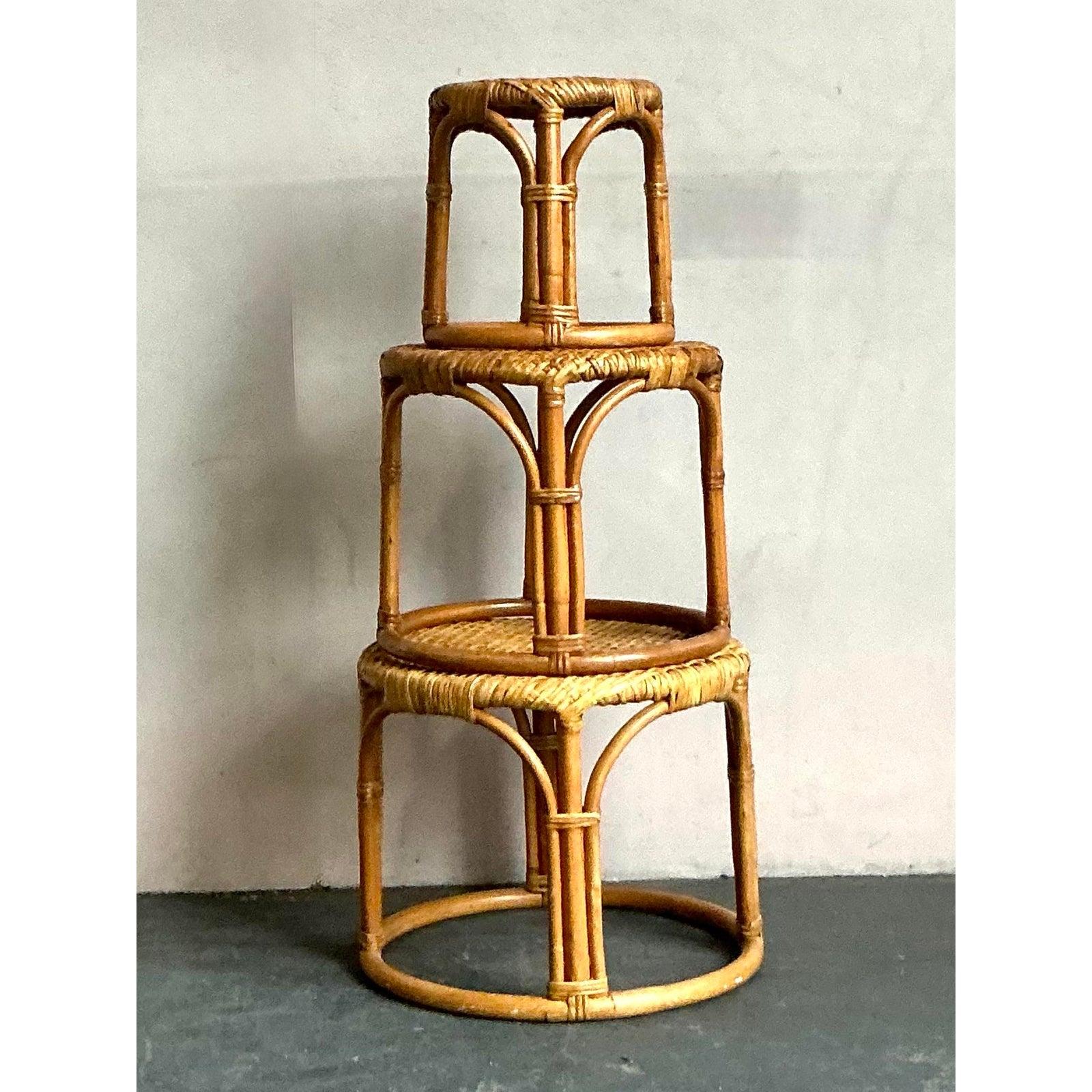 Tavoli impilabili in rattan avvolti in stile bohémien - set da 3 in vendita 1