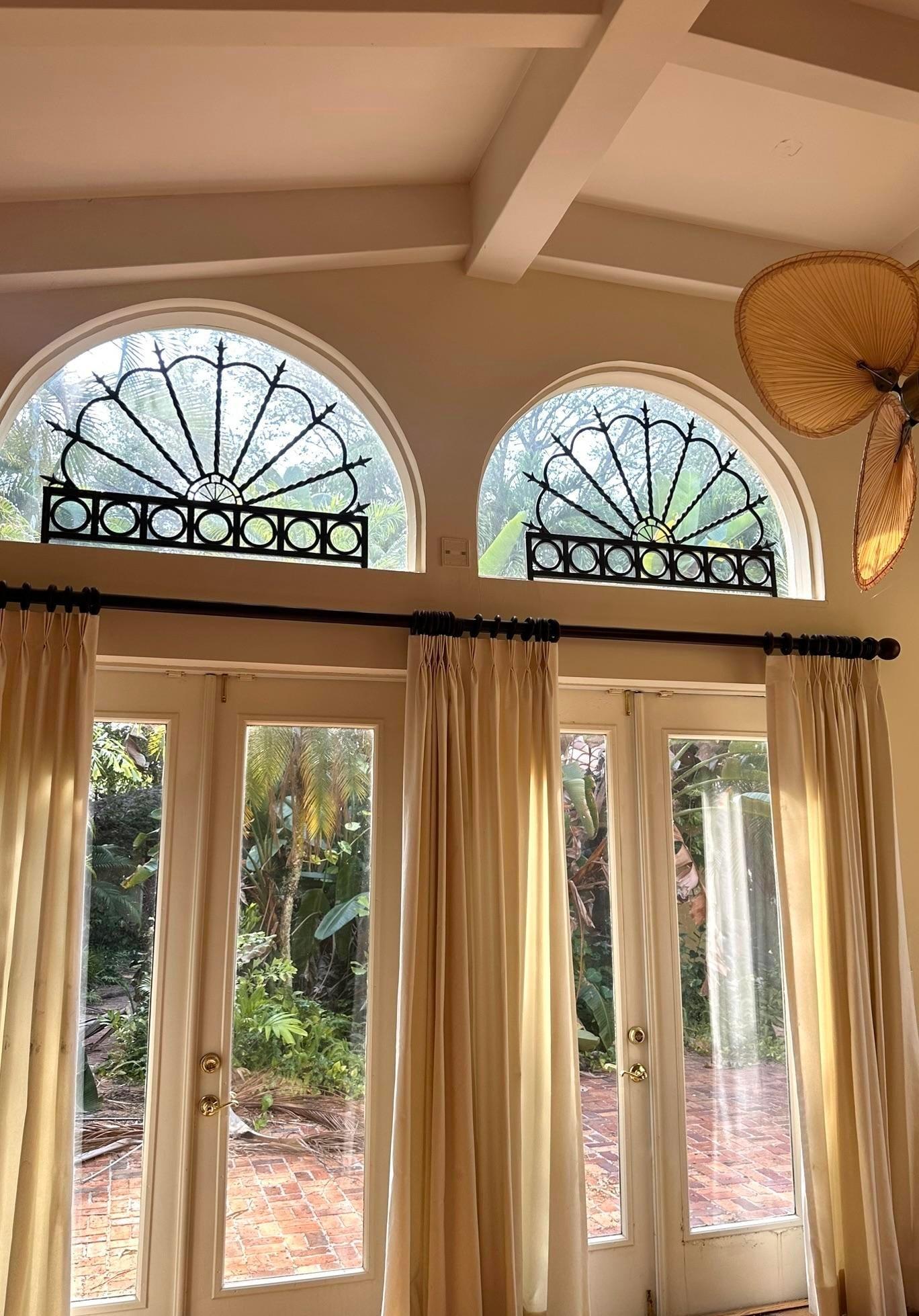Ajoutez une touche d'élégance fantaisiste à votre espace avec notre arche en fer forgé Vintage Boho. Cette pièce étonnante présente des volutes complexes et un design gracieux, parfait pour créer un point focal enchanteur dans votre jardin ou votre