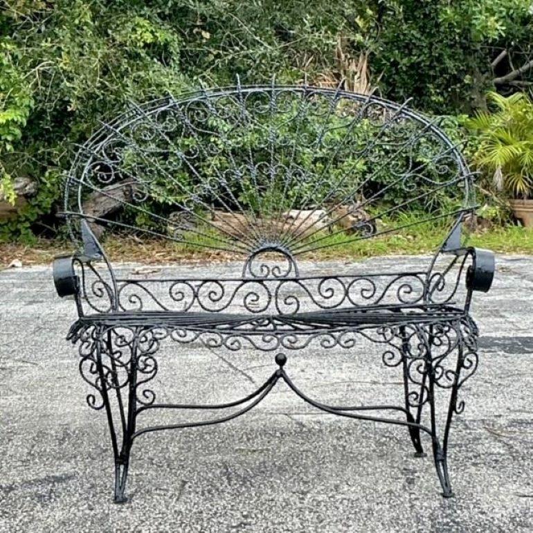 Ce banc boho vintage en fer forgé, stylisé d'après Salterini, présente des courbes gracieuses et un travail du métal complexe. Son design intemporel ajoute une touche d'élégance bohème, ce qui le rend parfait pour améliorer les espaces intérieurs et