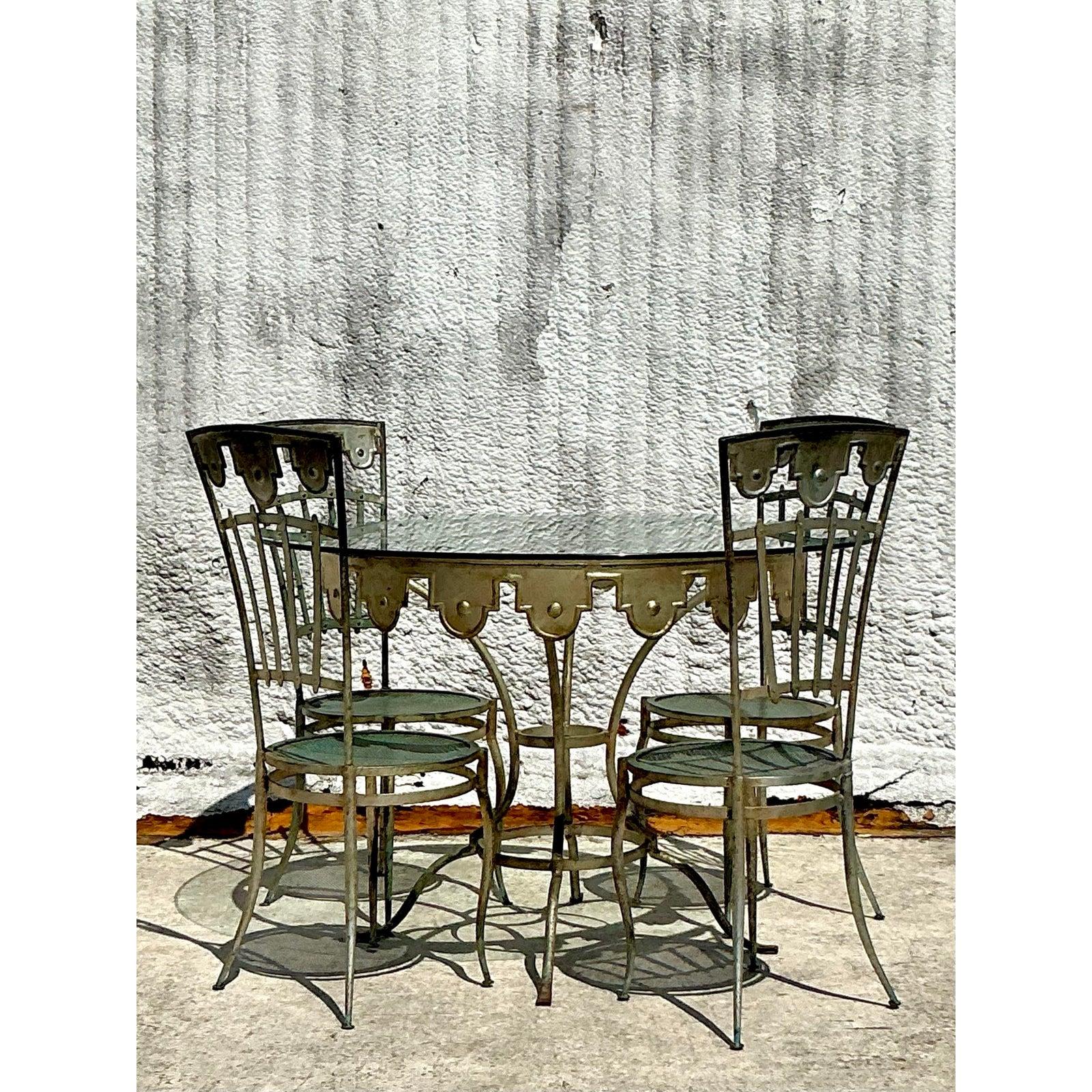 Cette table de salle à manger carrousel en fer forgé est un exemple d'élégance foraine vintage. Conçue dans un esprit artistique, la base de la table est ornée de détails en fer festonné, ce qui lui confère un délicieux mélange de structure et de