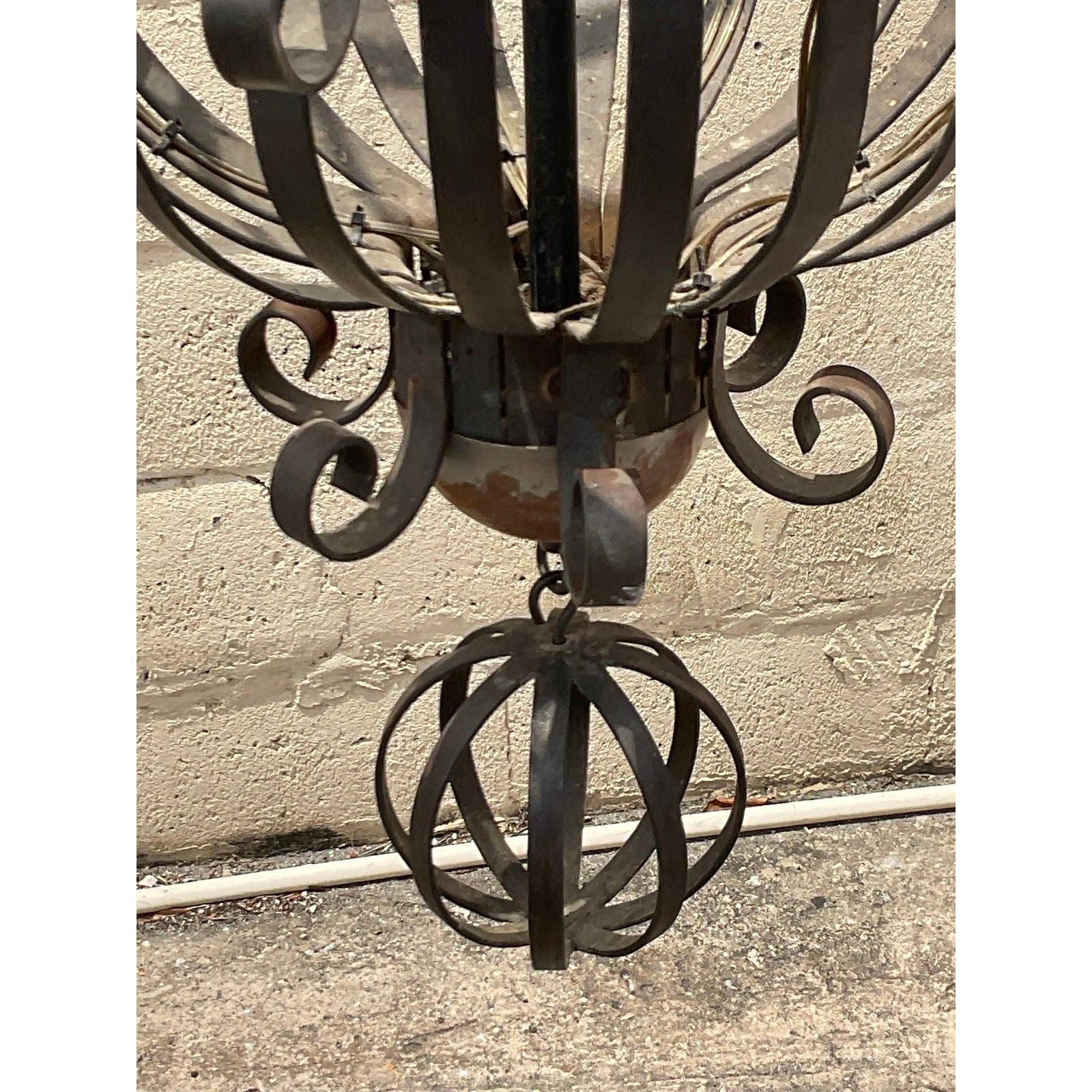 Trasforma il tuo spazio con il nostro lampadario monumentale in ferro battuto Vintage Boho. Questo splendido apparecchio vanta un'intricata lavorazione del ferro battuto e un grande design bohémien che lo rende un pezzo forte in qualsiasi casa