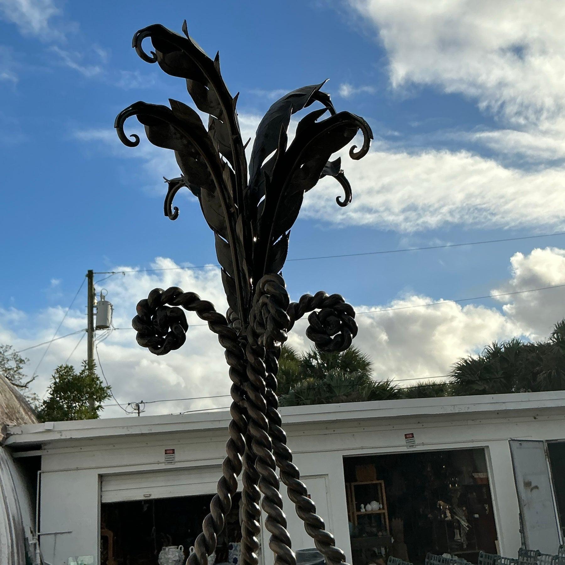 Aggiungi un tocco di eleganza bohémien al tuo spazio con questa etagere vintage boho in ferro battuto. Caratterizzata da un'intricata decorazione a volute e da un design robusto ma arioso, questa scaffalatura è perfetta per esporre le tue piante