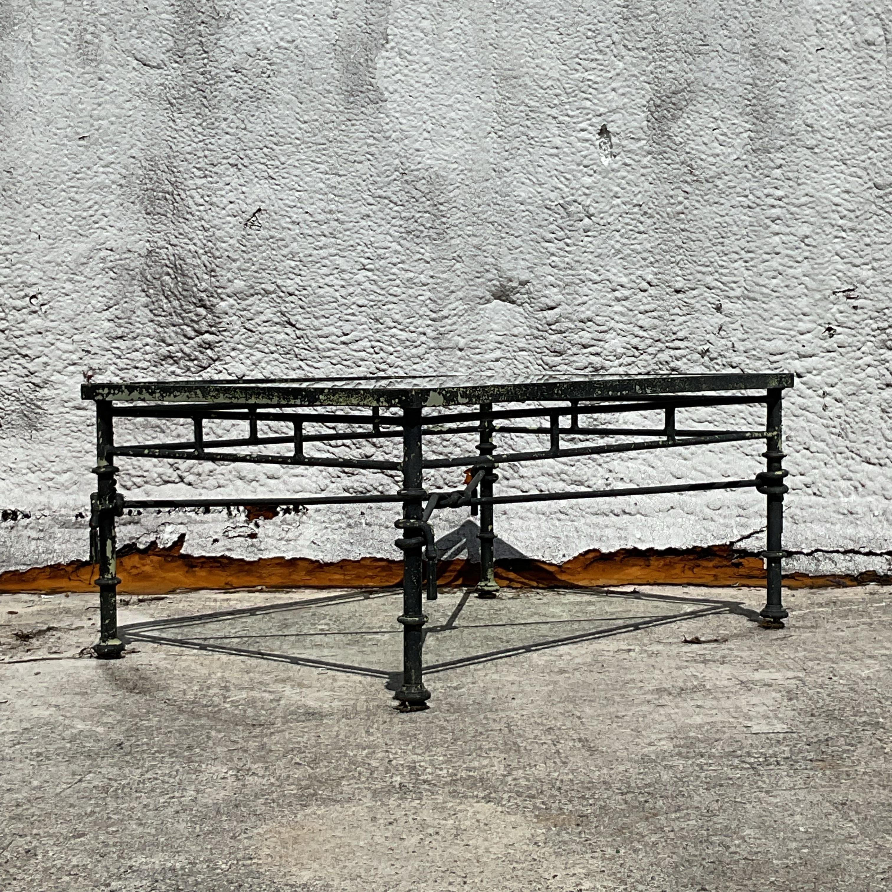 Table basse vintage Boho en fer forgé à nœuds en vente 3
