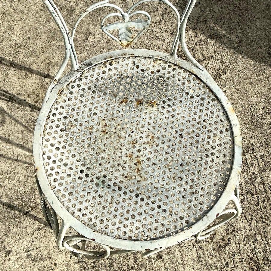 Porta un fascino stravagante al tuo spazio da pranzo con questo set di quattro sedie da pranzo vintage boho in ferro battuto con patch di fragole. Caratterizzate da intricate strutture in ferro battuto con motivi di fragole, queste sedie sono