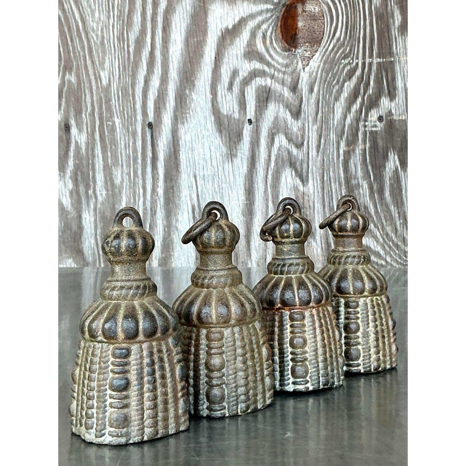 Aggiungi un tocco di carattere senza tempo e di ricchezza testuale ai tuoi interni con questo affascinante set di quattro nappe vintage. Realizzato in resistente ferro battuto (o in un altro metallo robusto), ogni pezzo presenta una classica forma a