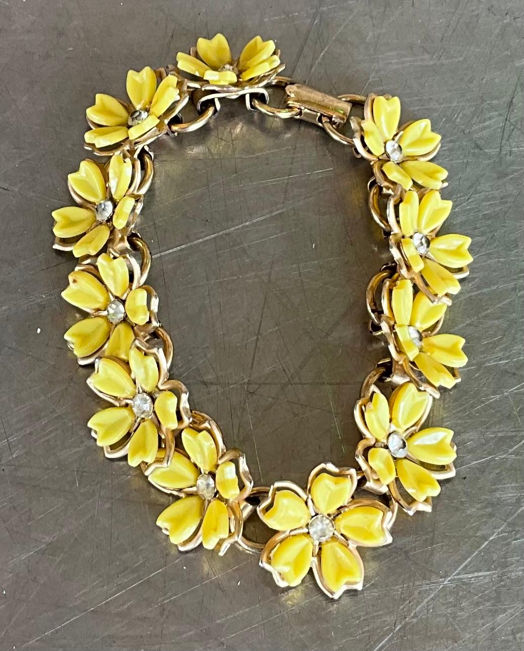 Ce bracelet Vintage Boho Yellow Floral présente une collection de fleurs jaunes délicatement dessinées, en émail ou en résine, disposées dans un motif captivant qui évoque un sens de la nature et de la fantaisie. Les tons jaunes vifs et ensoleillés