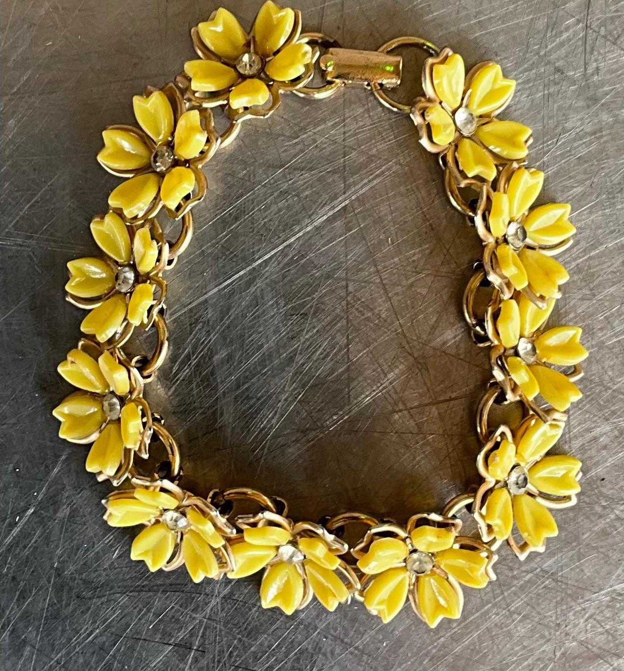 Bracelet vintage Boho jaune avec fleurs et strass Bon état - En vente à Lake Worth Beach, FL