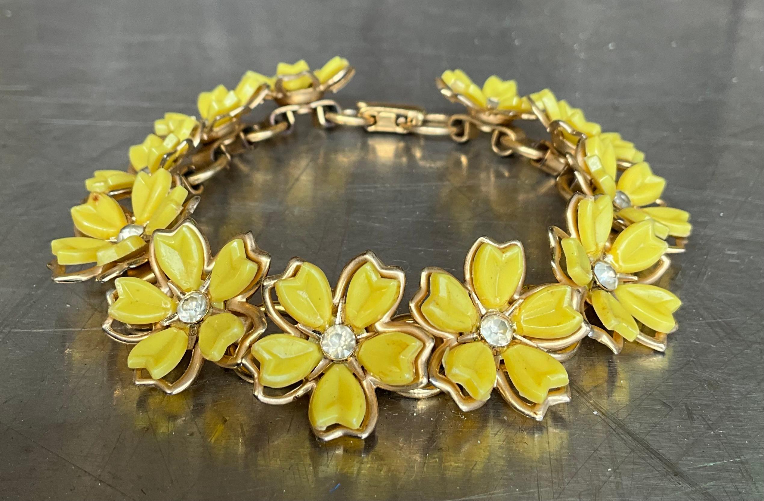 Bracelet vintage Boho jaune avec fleurs et strass en vente 1