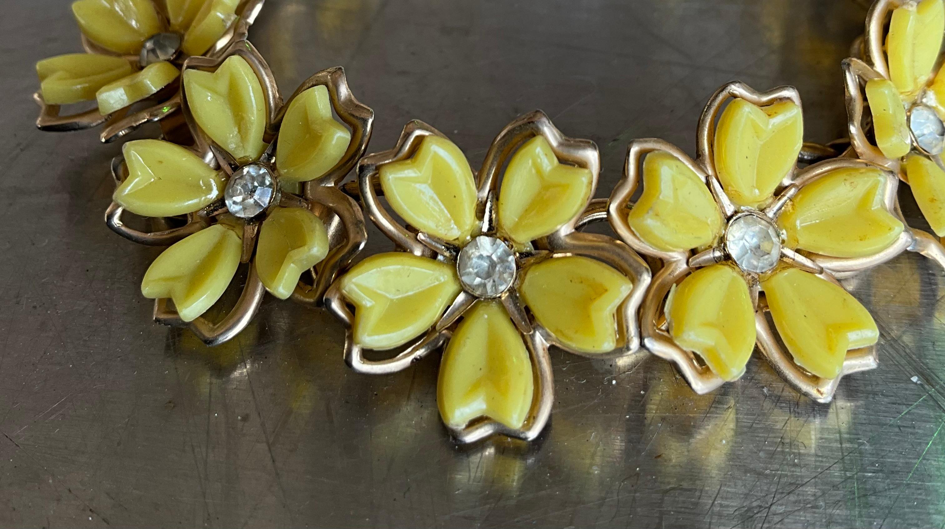 Bracelet vintage Boho jaune avec fleurs et strass en vente 2