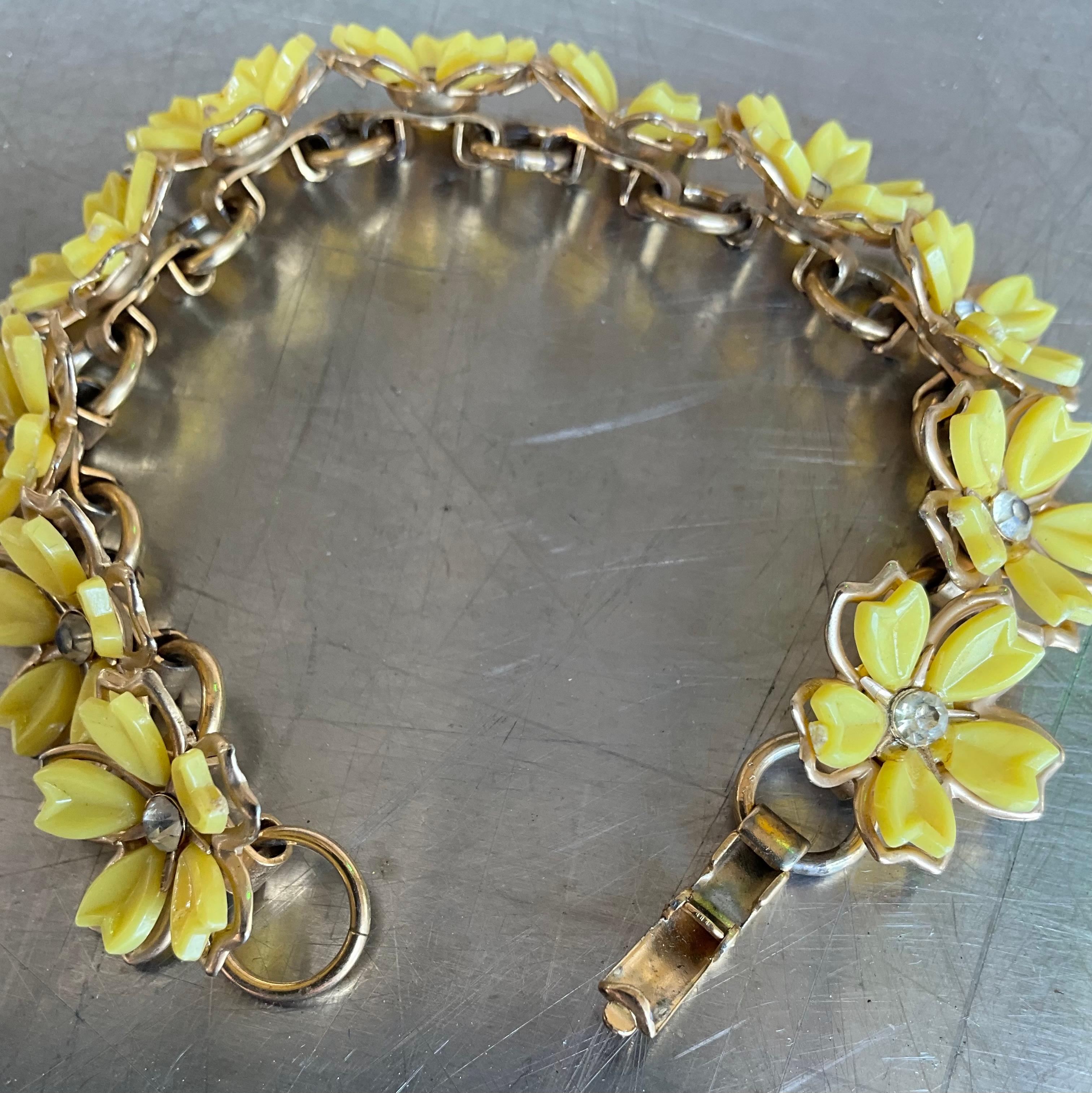 Bracelet vintage Boho jaune avec fleurs et strass en vente 3