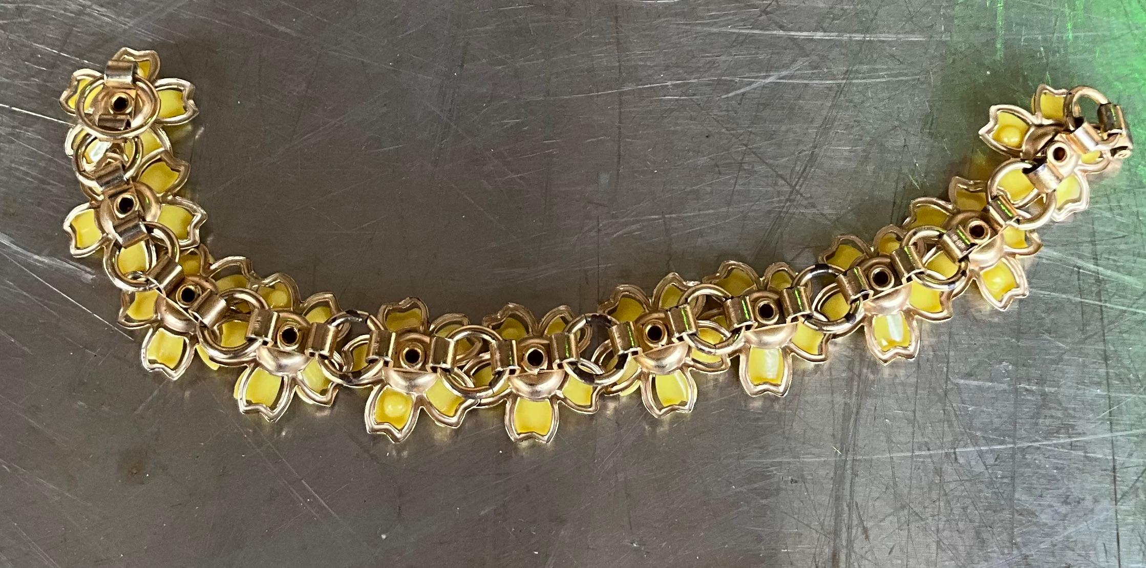 Bracelet vintage Boho jaune avec fleurs et strass en vente 4