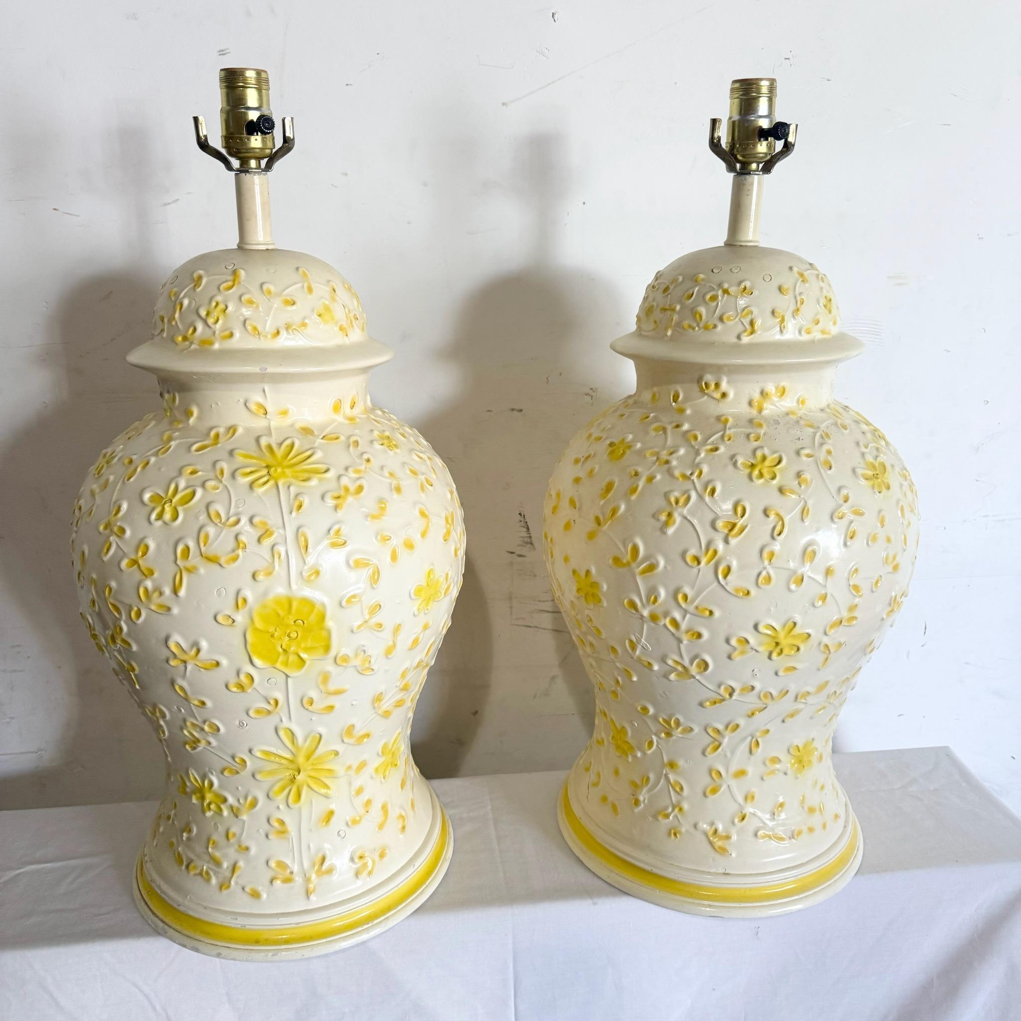 Erhellen Sie Ihren Raum mit diesem charmanten Paar gelber Blumen-Tischlampen im Boho-Stil. Mit ihren lebhaften Blumenmustern und dem fröhlichen Gelb bringen diese Lampen einen Hauch von Bohème-Stil und Wärme in jeden Raum. Perfekt, um Ihrem Wohn-
