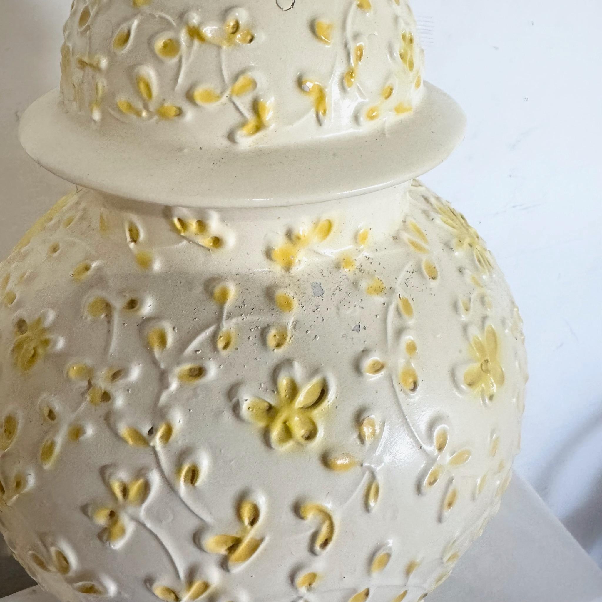 Vintage Boho Yellow Floral Tischlampen - ein Paar im Zustand „Gut“ im Angebot in Delray Beach, FL