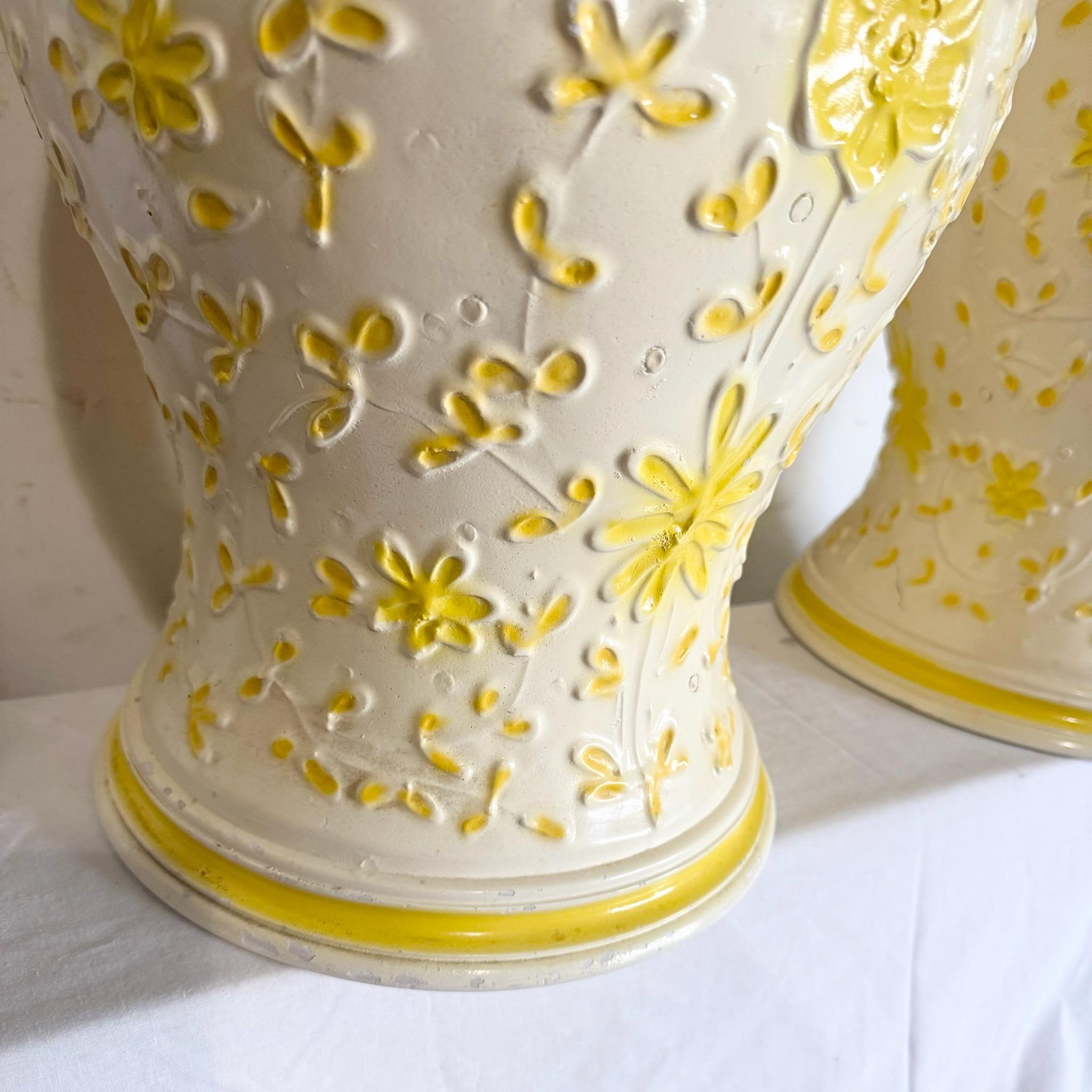 Vintage Boho Yellow Floral Tischlampen - ein Paar (Keramik) im Angebot