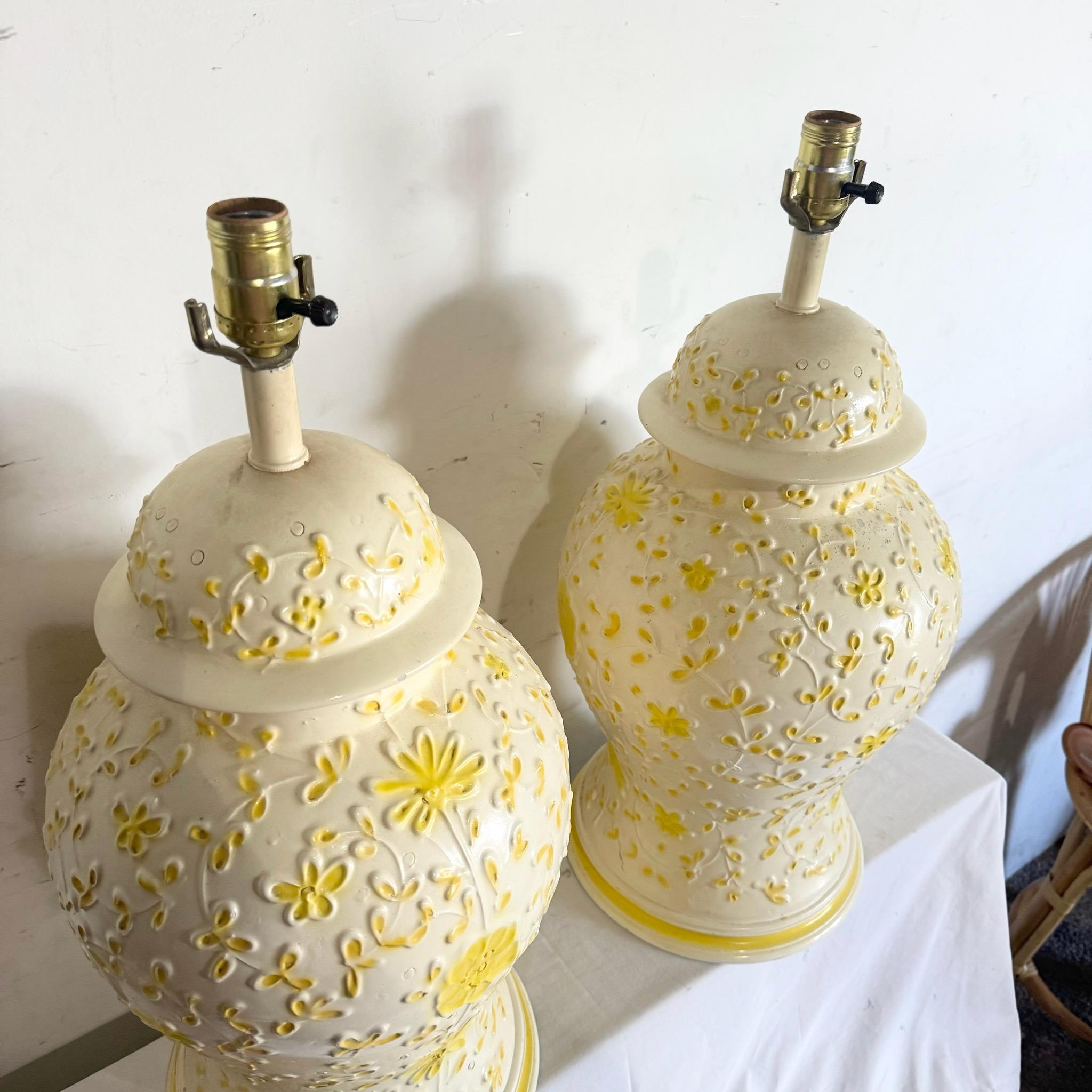 Vintage Boho Yellow Floral Tischlampen - ein Paar im Angebot 1