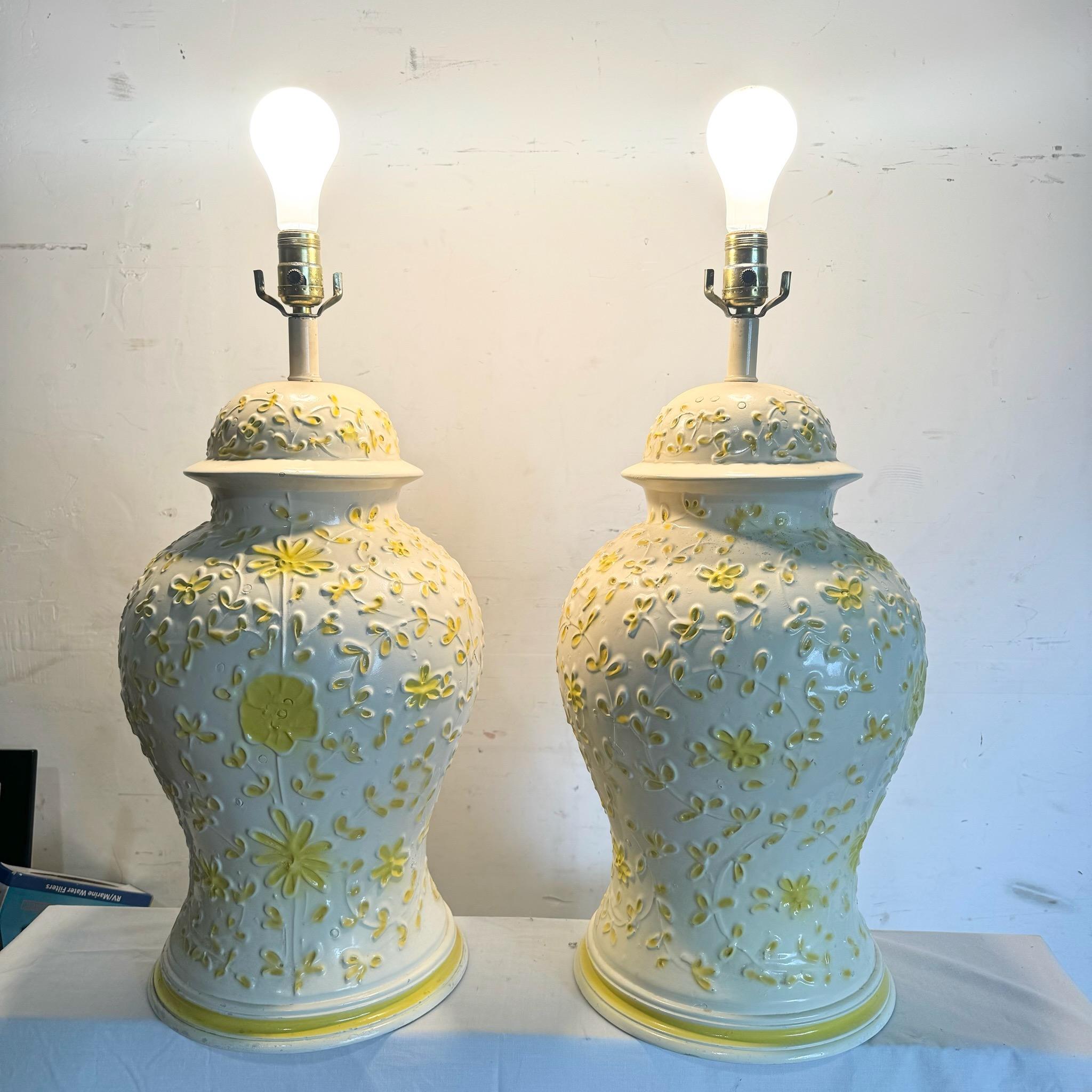 Vintage Boho Yellow Floral Tischlampen - ein Paar im Angebot 2