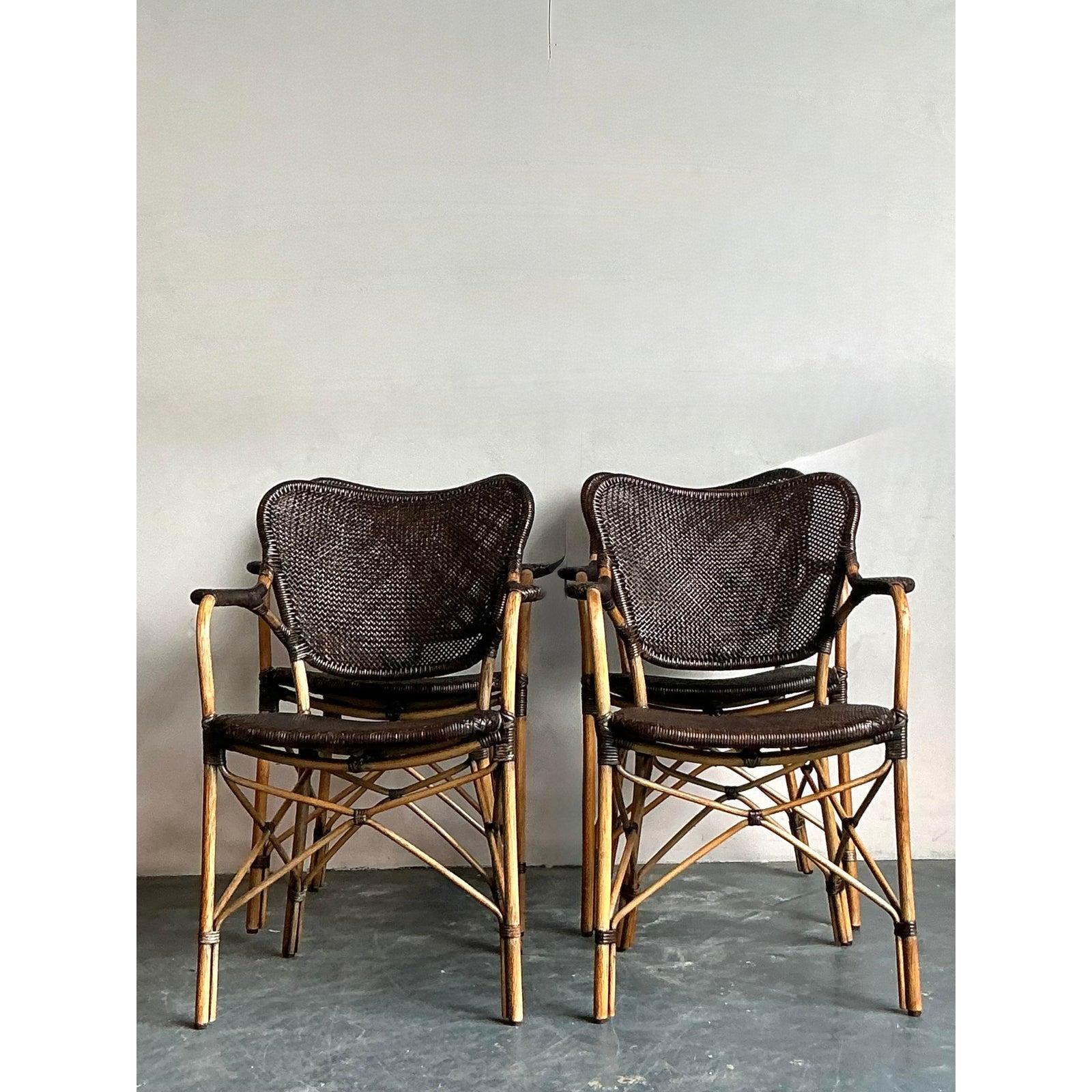 Abbraccia un'estetica rilassata ma sofisticata con questo affascinante set di quattro sedie da pranzo vintage, ispirato agli iconici design intrecciati di Yuzuru Yamakawa e allo stile 